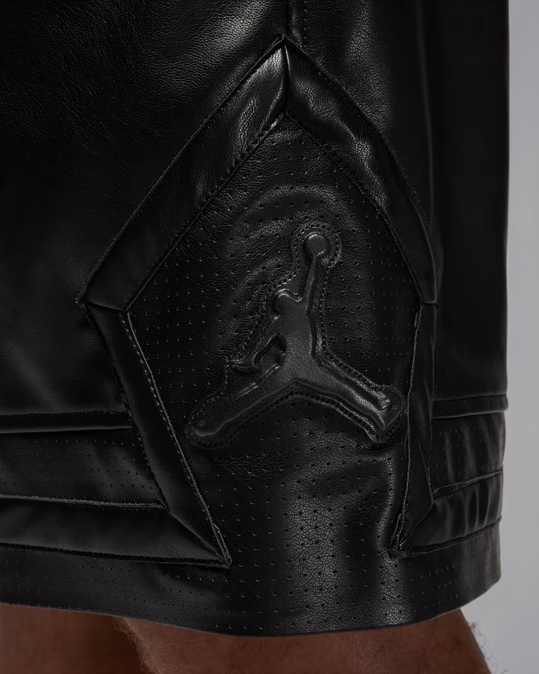 SHORT JORDAN DIAMOND DE CUERO BLACK CAT