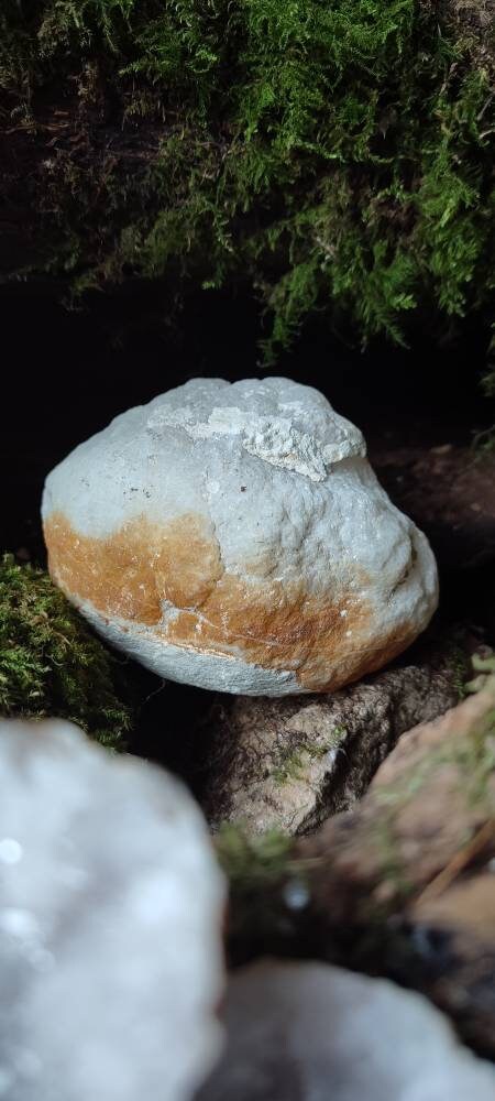 Géode entiere Quartz Blanc AAA  400 a 500 Grammes