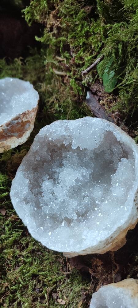 Géode entiere Quartz Blanc AAA  400 a 500 Grammes