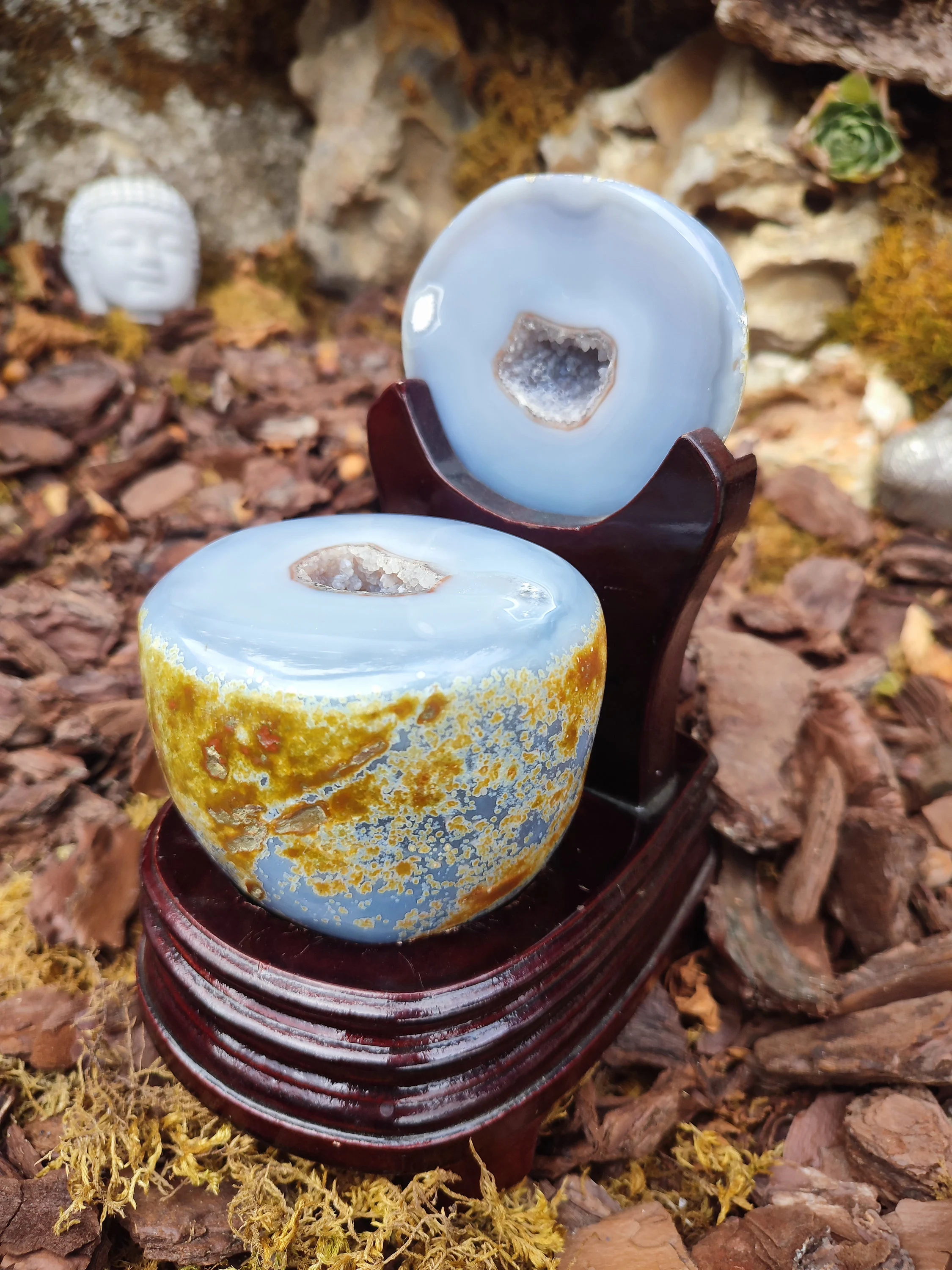 Géode entière d'Agate Orque avec socle