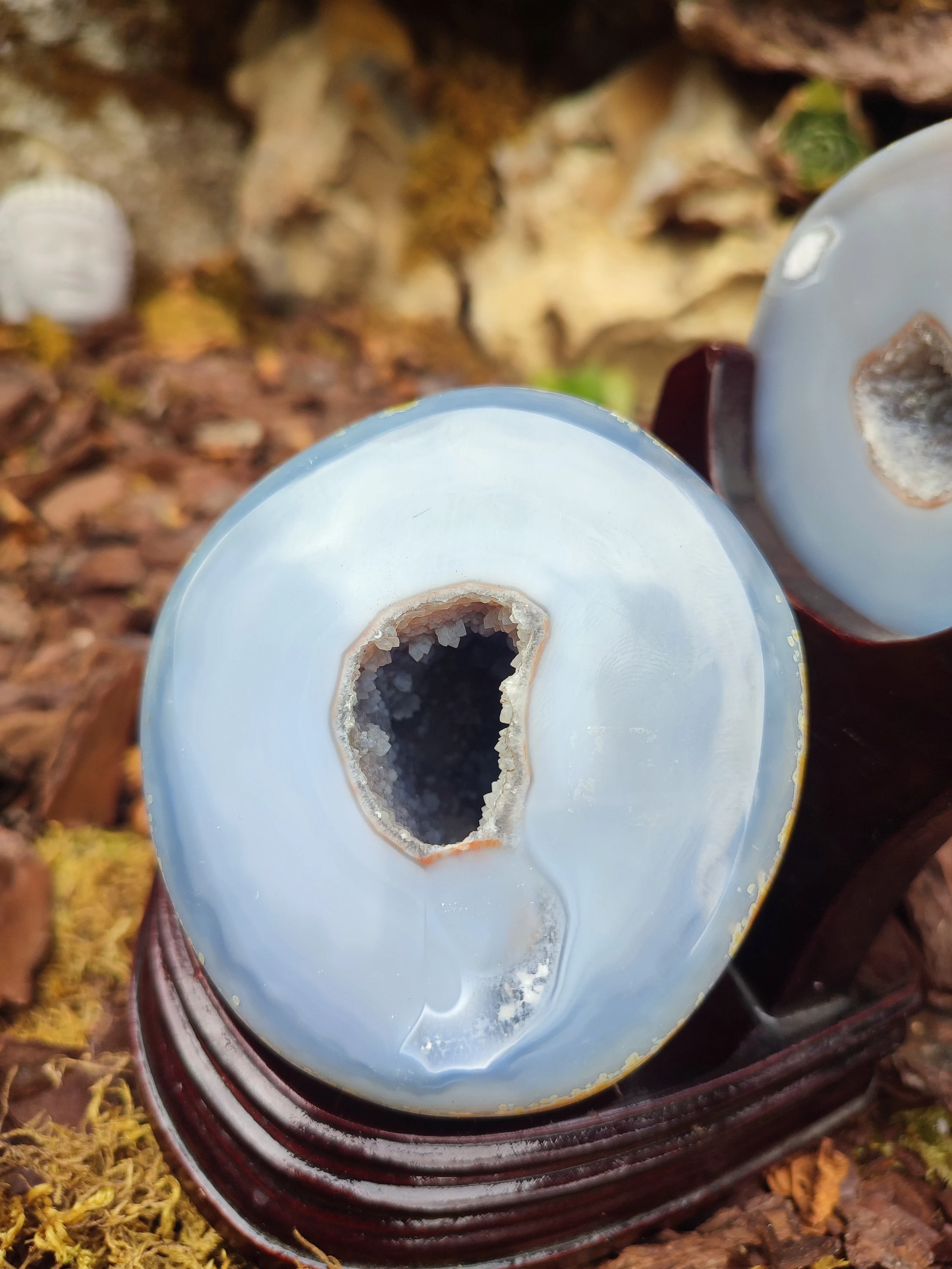 Géode entière d'Agate Orque avec socle