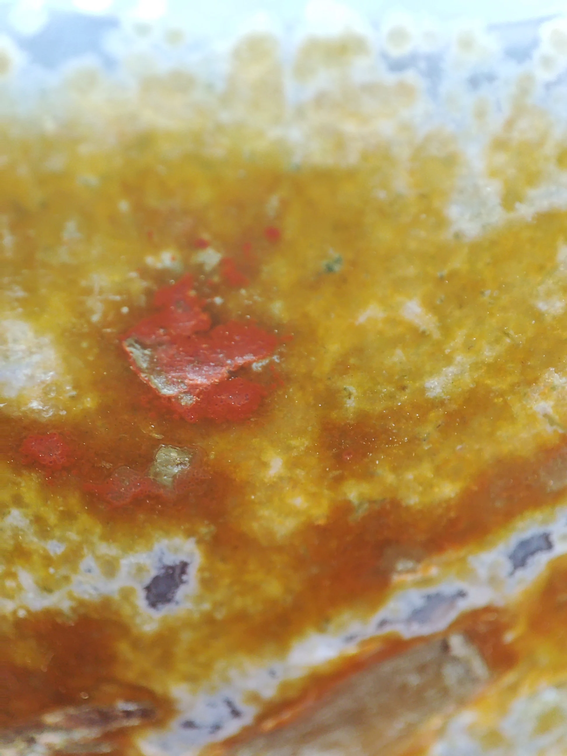 Géode entière d'Agate Orque avec socle
