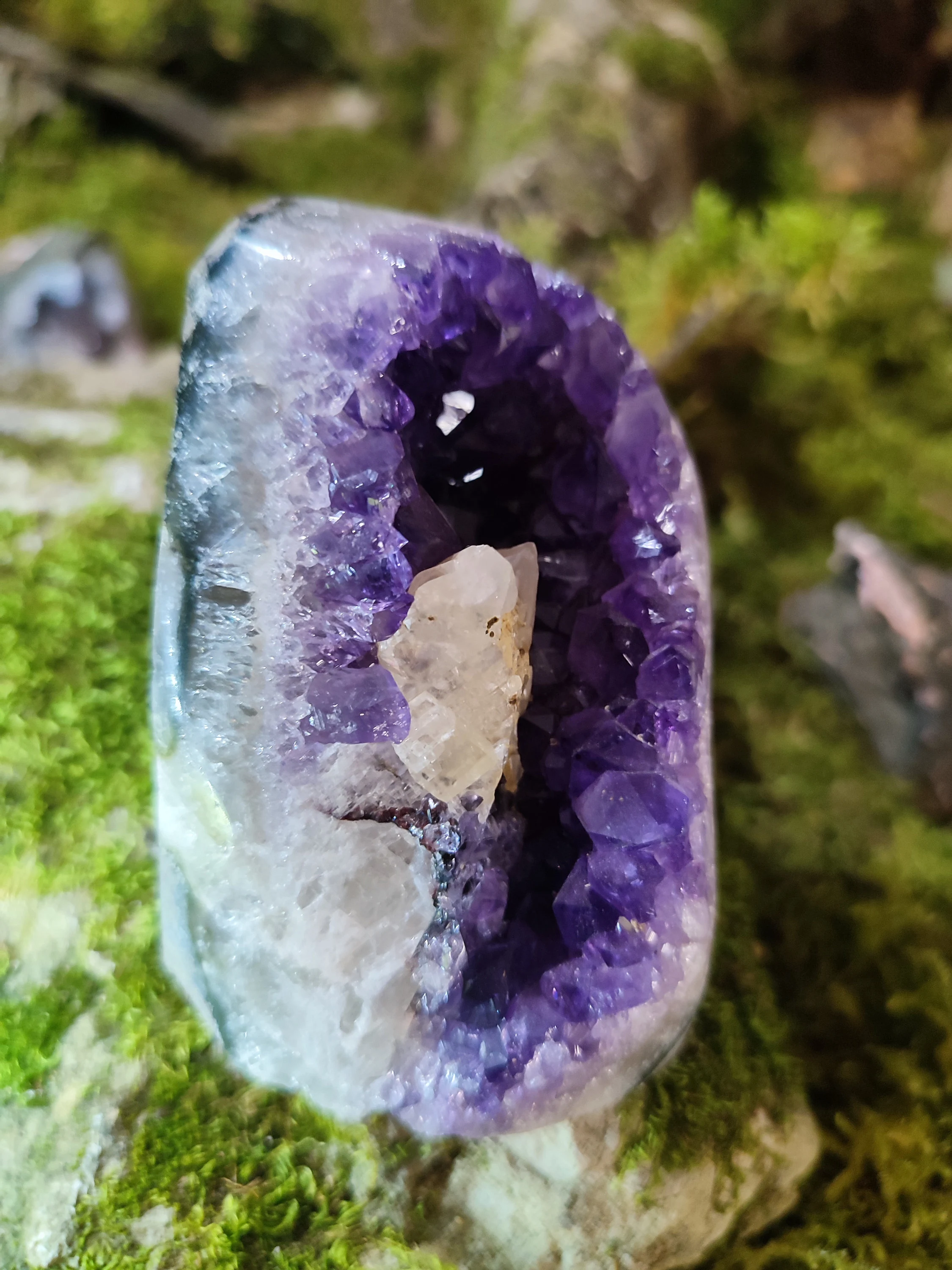 Géode d'Améthyste avec calcite