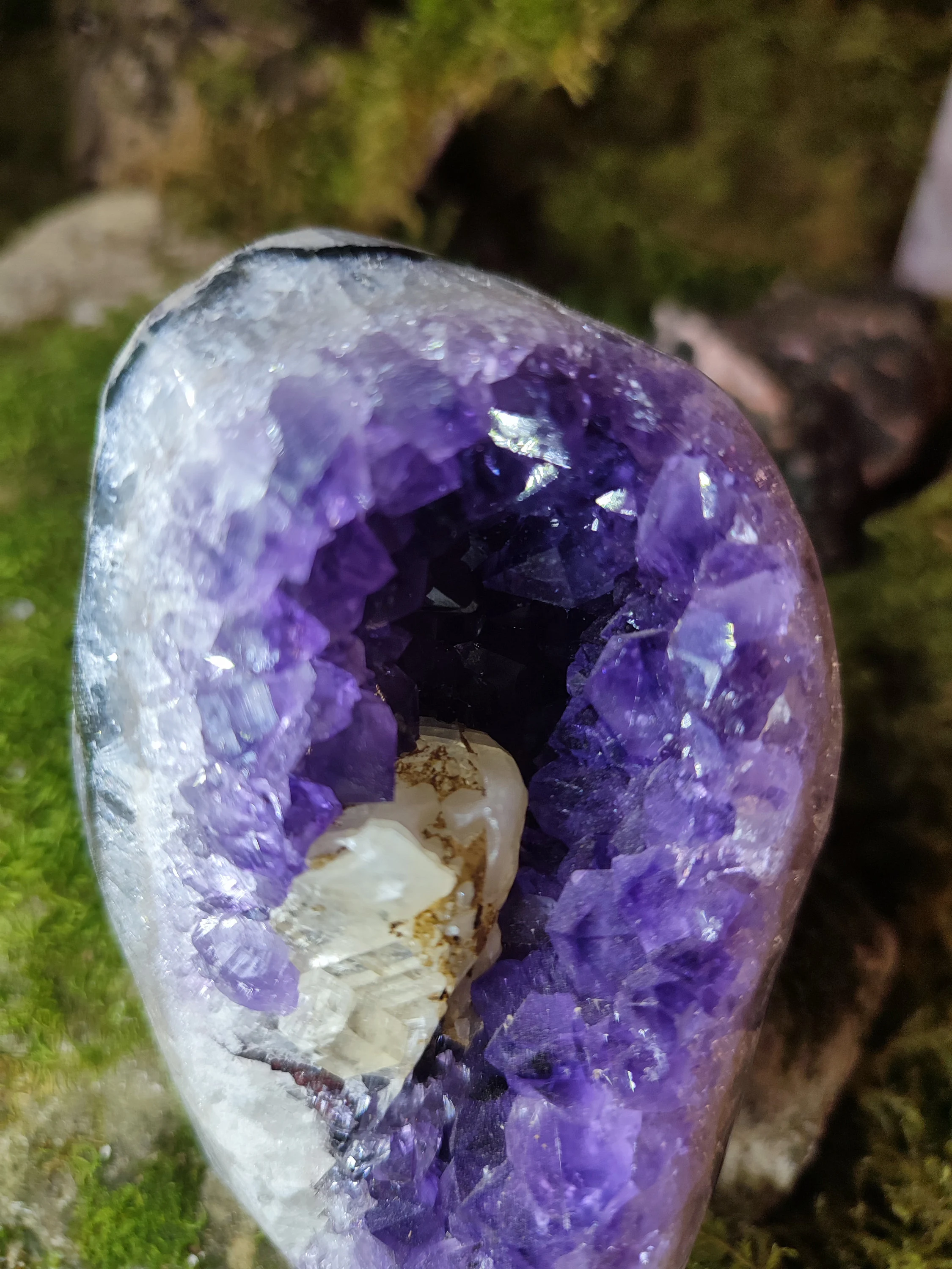 Géode d'Améthyste avec calcite
