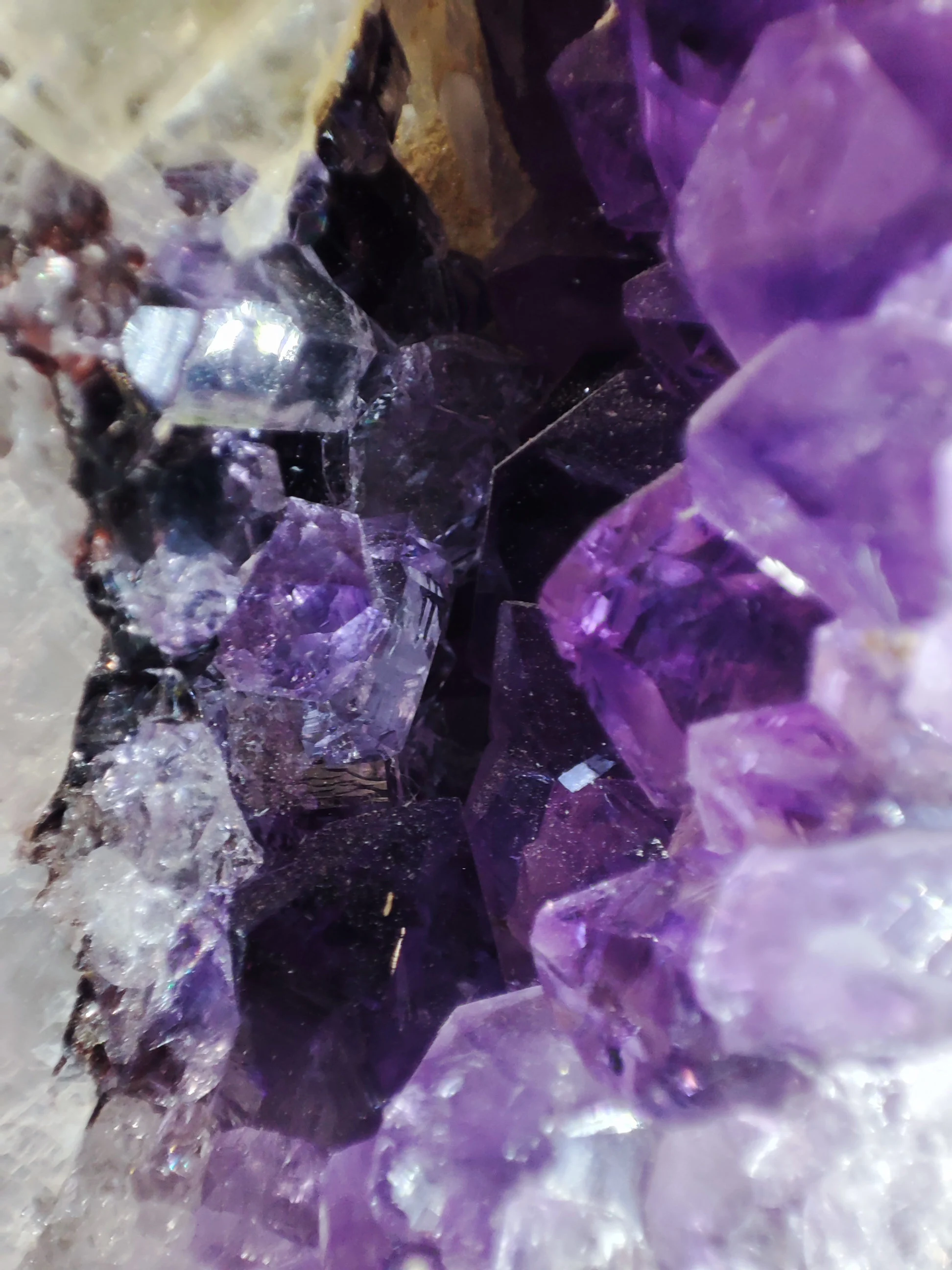 Géode d'Améthyste avec calcite