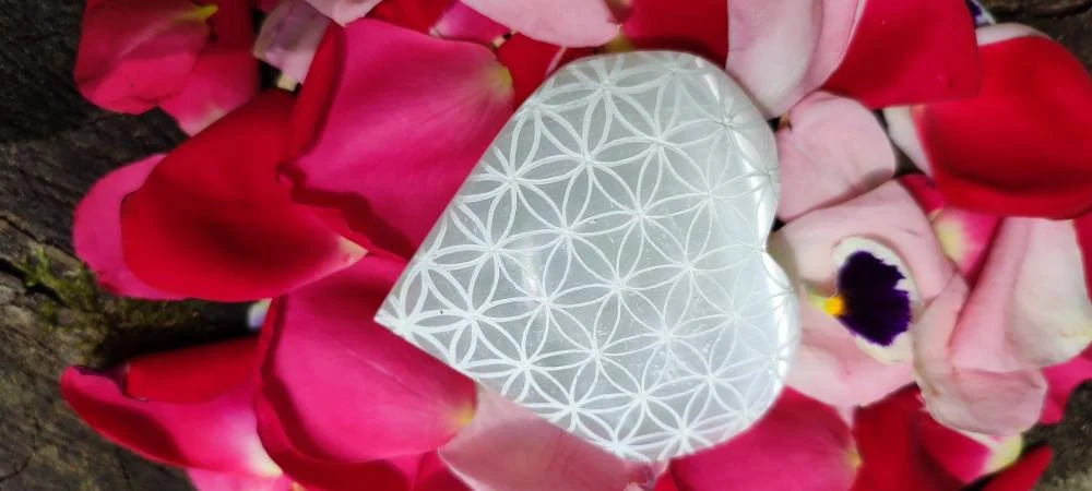 Coeur de Sélénite Fleur de Vie