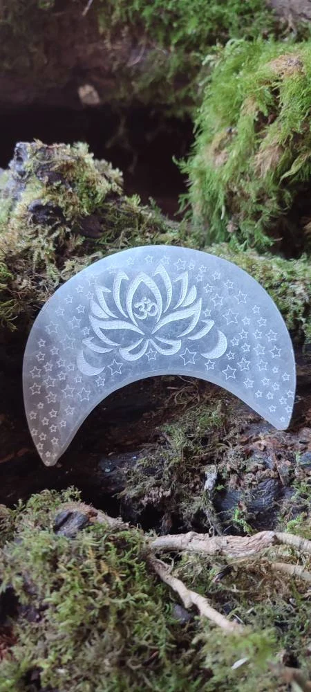 Lune de Sélénite gravé Fleur de Lotus et OHM