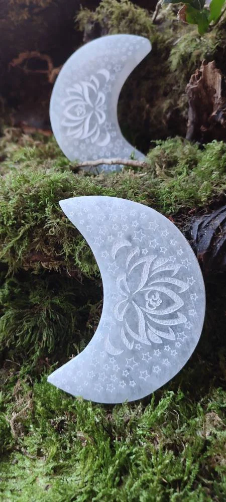 Lune de Sélénite gravé Fleur de Lotus et OHM