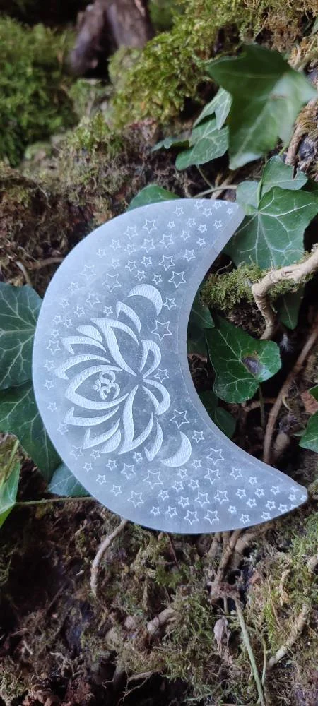 Lune de Sélénite gravé Fleur de Lotus et OHM
