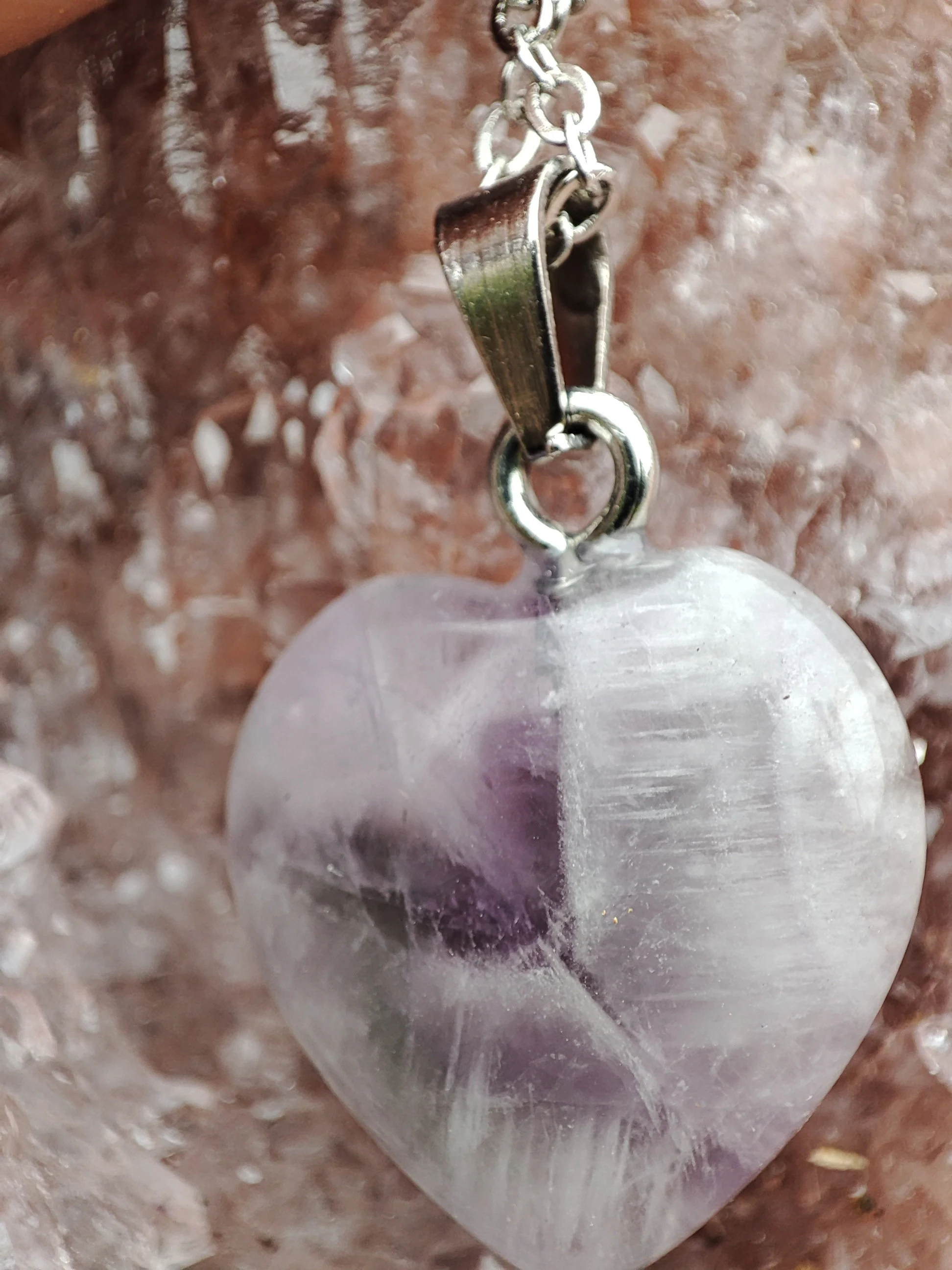 Pendentif coeur en Améthyste avec chaine métal argenté