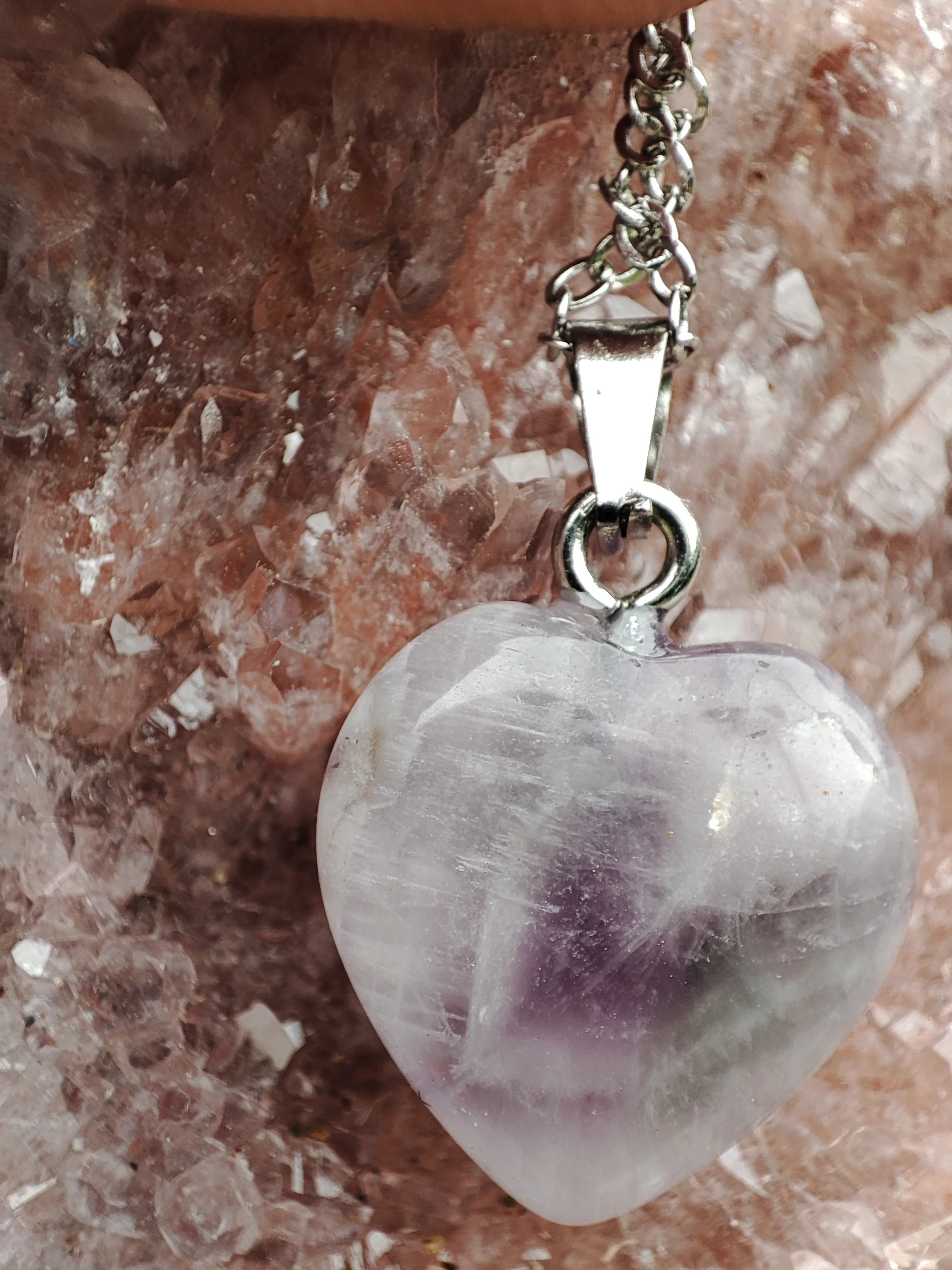 Pendentif coeur en Améthyste avec chaine métal argenté