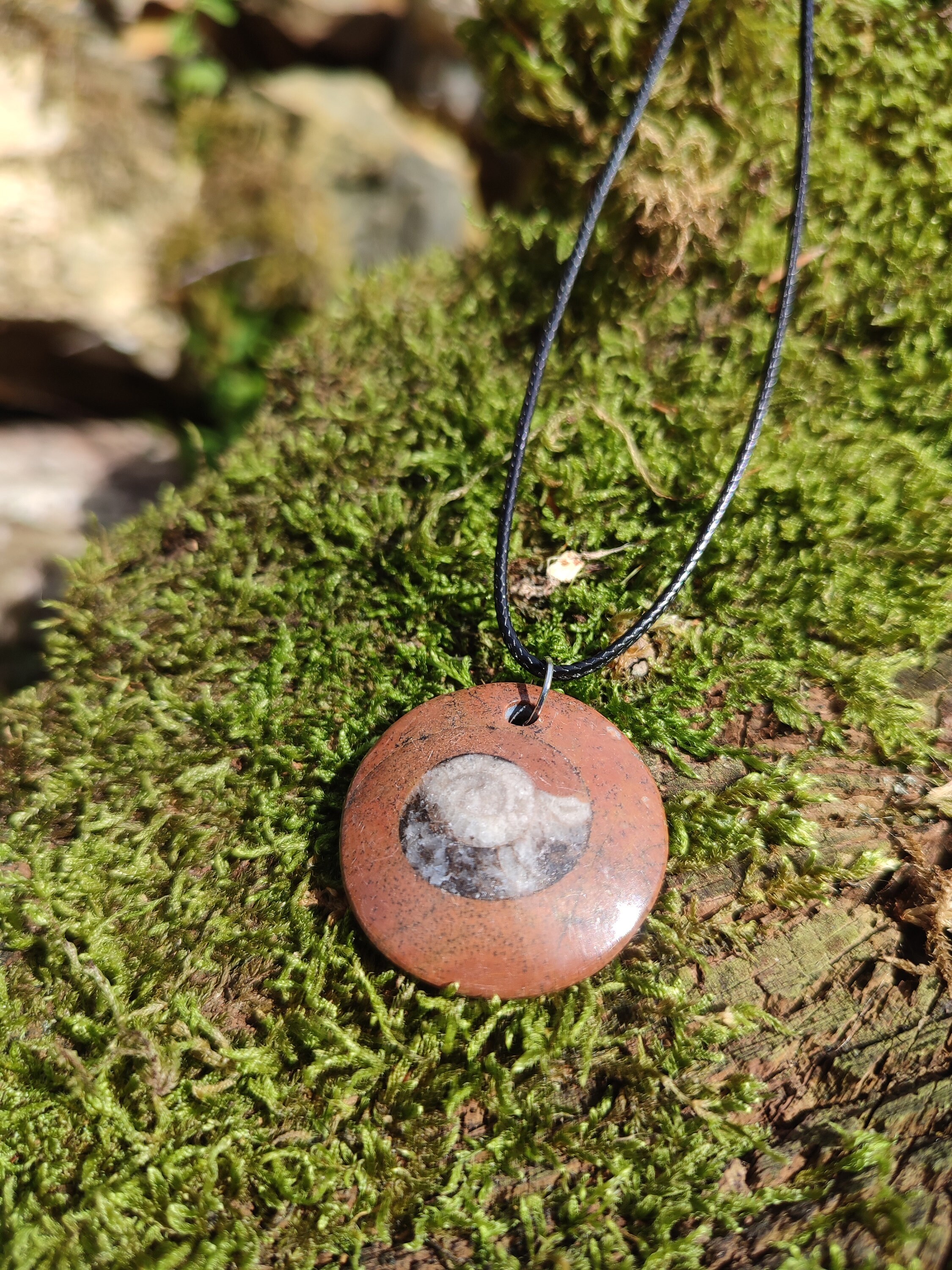 Pendentif en Ammonite avec cordon