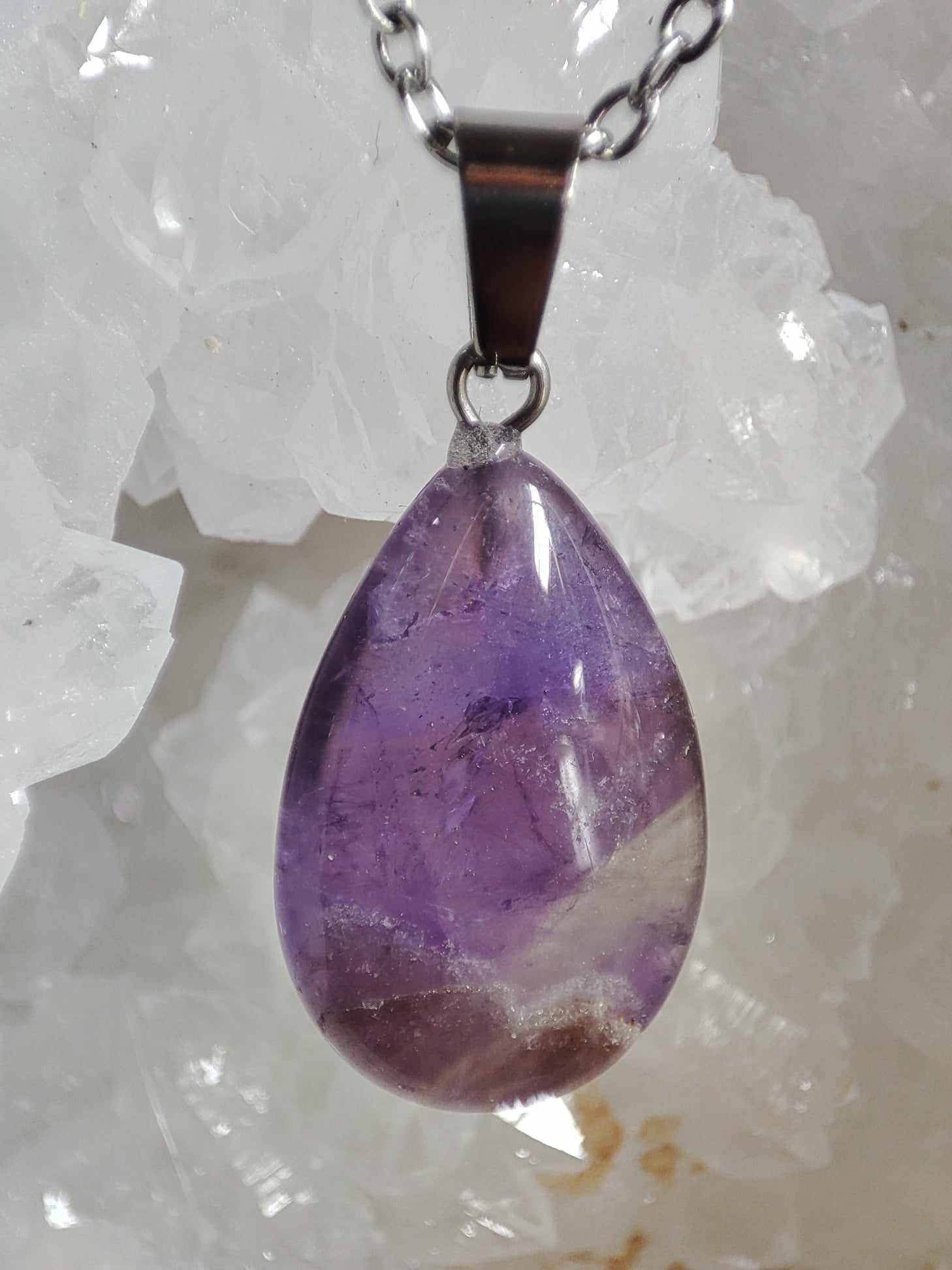 Pendentif en Améthyste avec chaine métal argenté