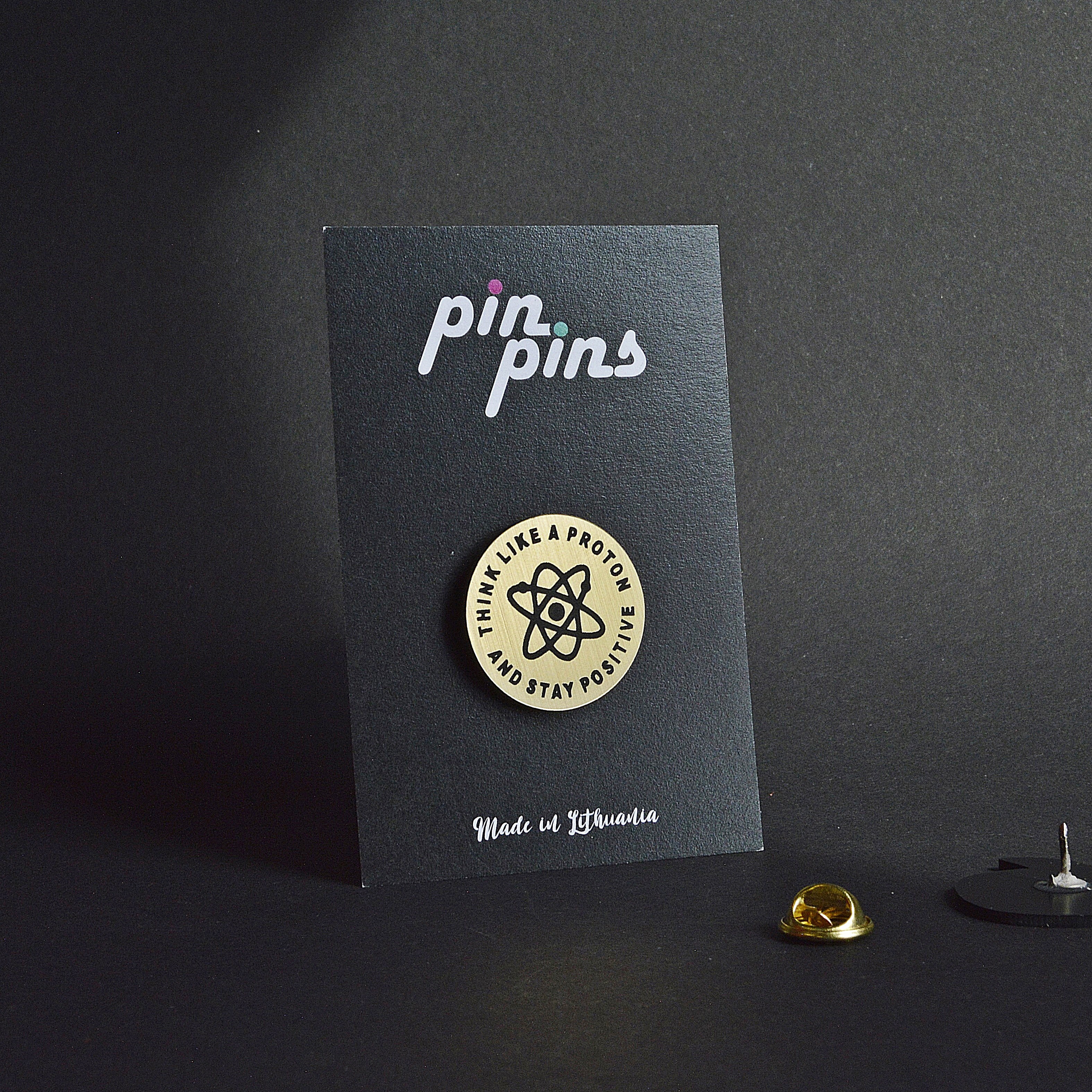 Galvok kaip protonas ir lik pozityvus įsegamas Pin ženkliukas sagė drabužio aksesuaras