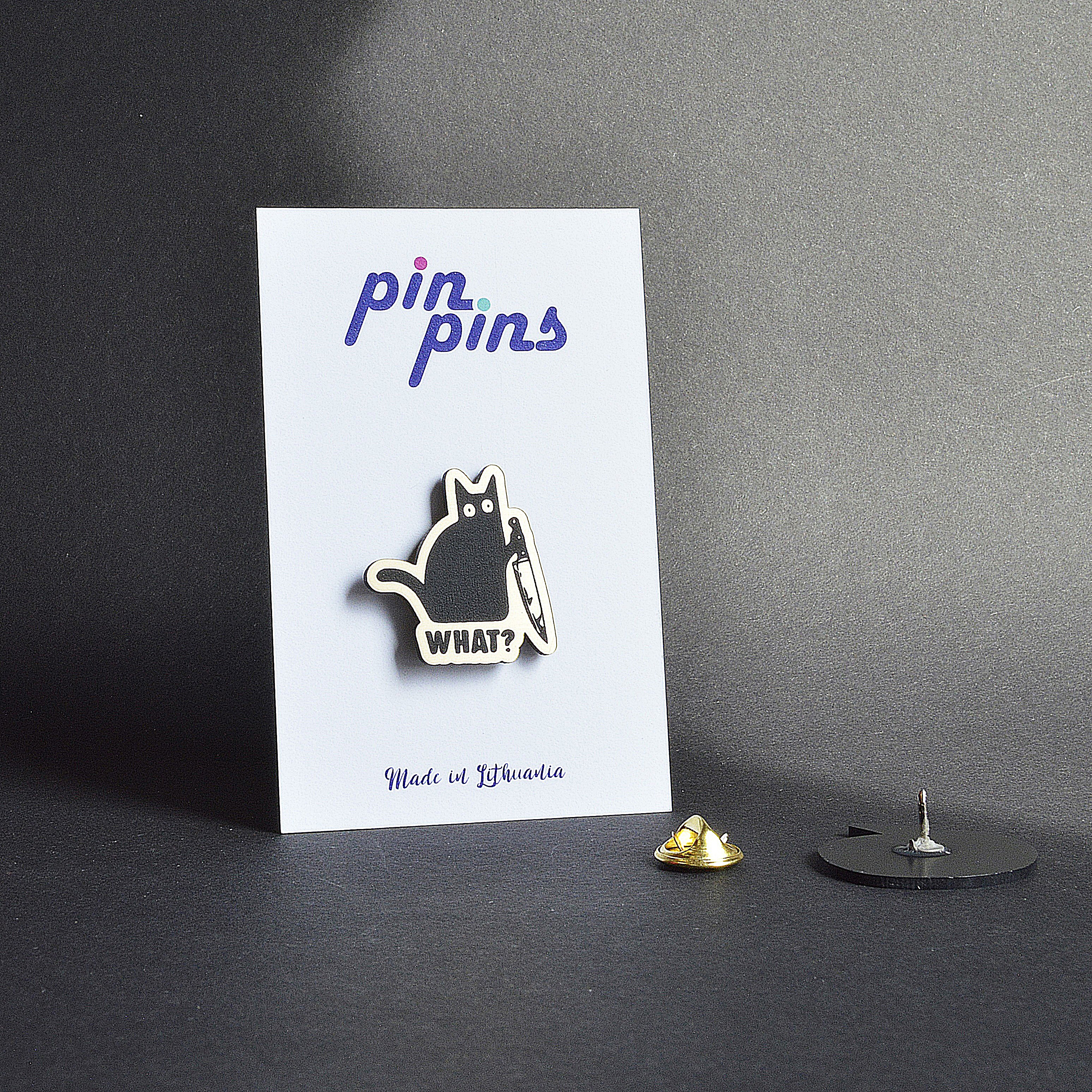Išsigandęs katinas What? įsegamas Pin ženkliukas sagė drabužio aksesuaras