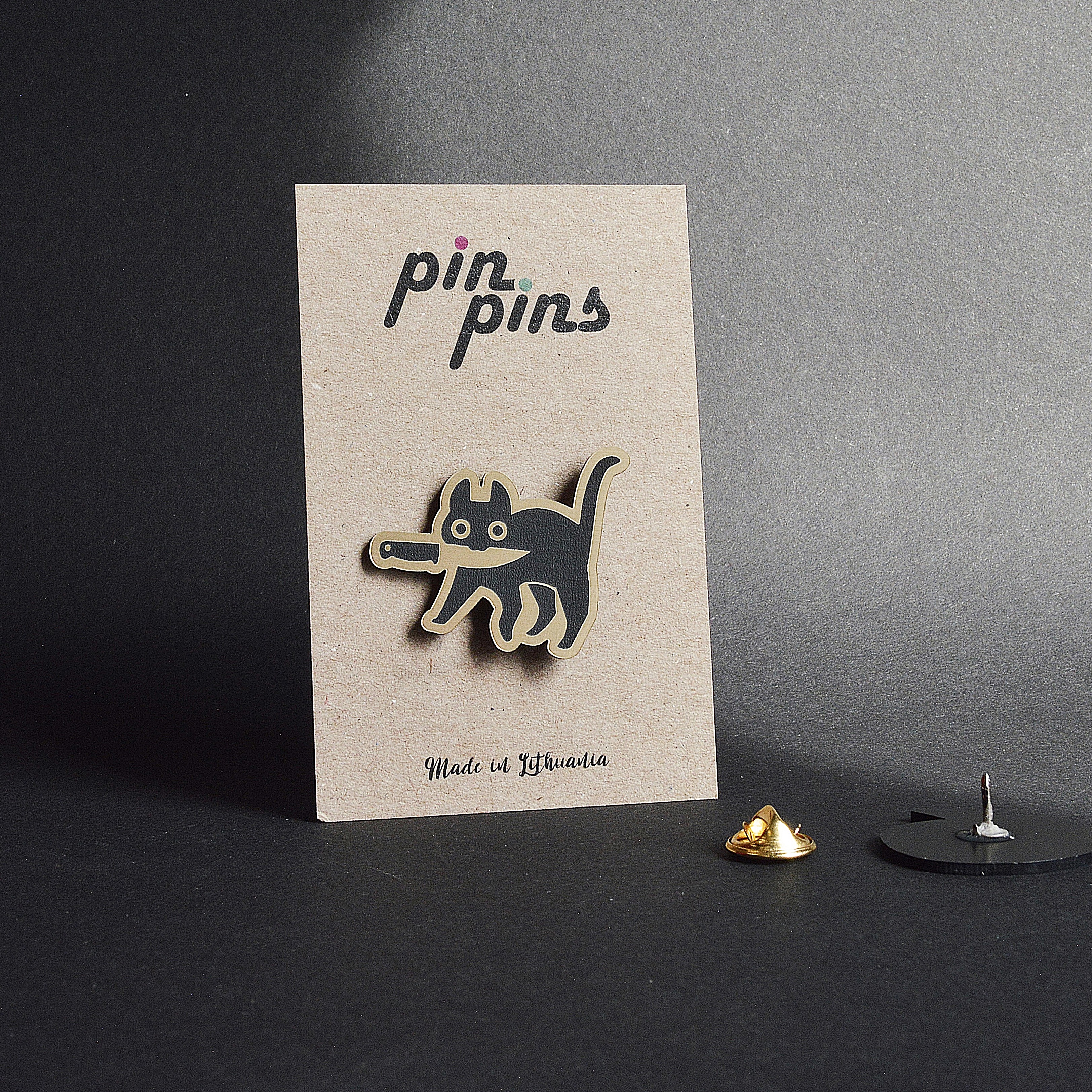 Katinas su peiliu įsegamas Pin ženkliukas sagė drabužio aksesuaras