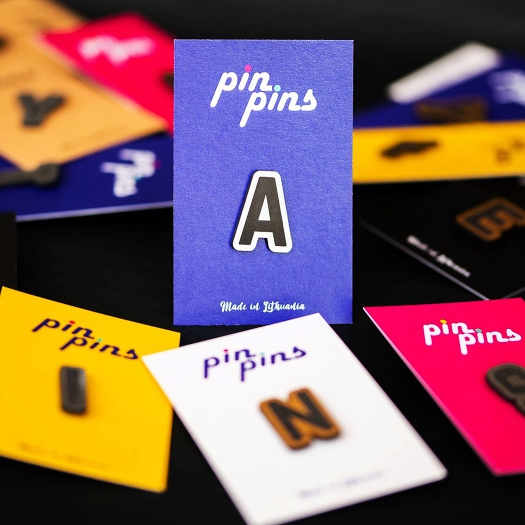 Raidė (gold/black) Abecelė įsegamas Pin ženkliukas sagė drabužio aksesuaras