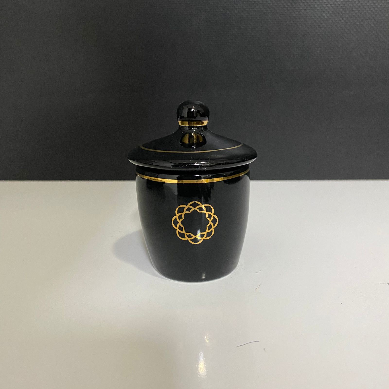 Copinho de Porcelana Médio- Preto/Dourado