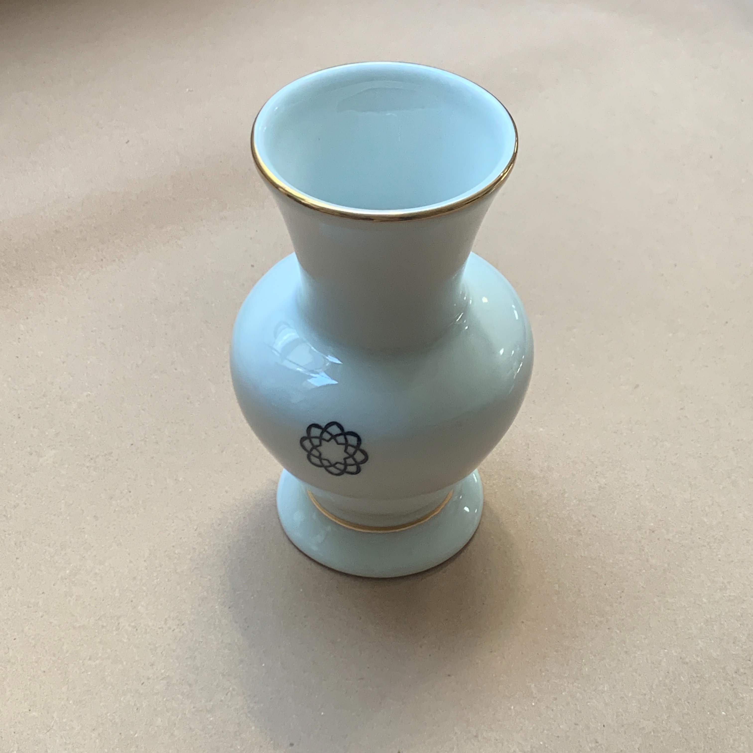 Vaso Pequeno Porcelana c/ pescoço - Branco/Dourado