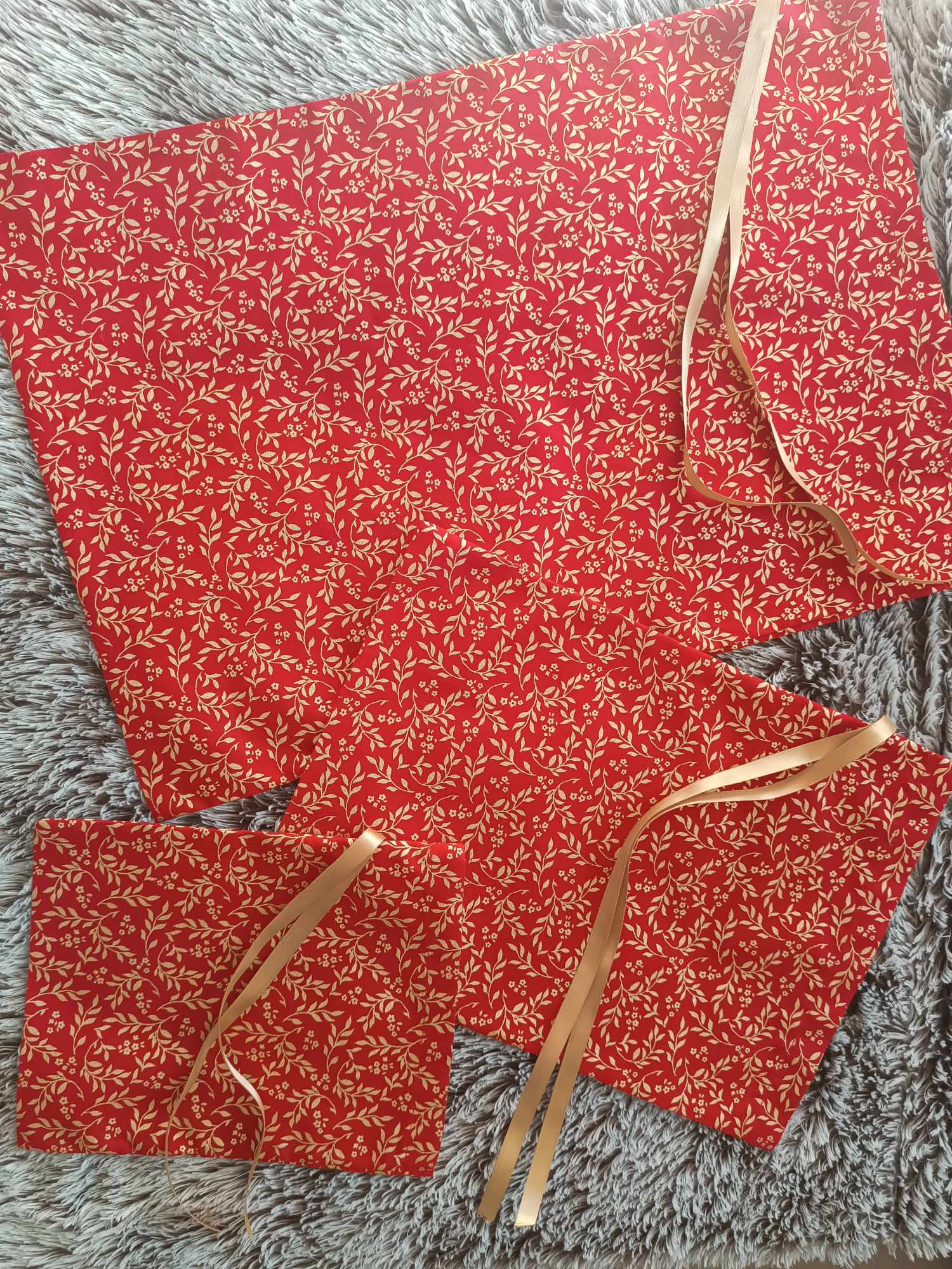 Sac cadeau - Rouge et feuilles dorées