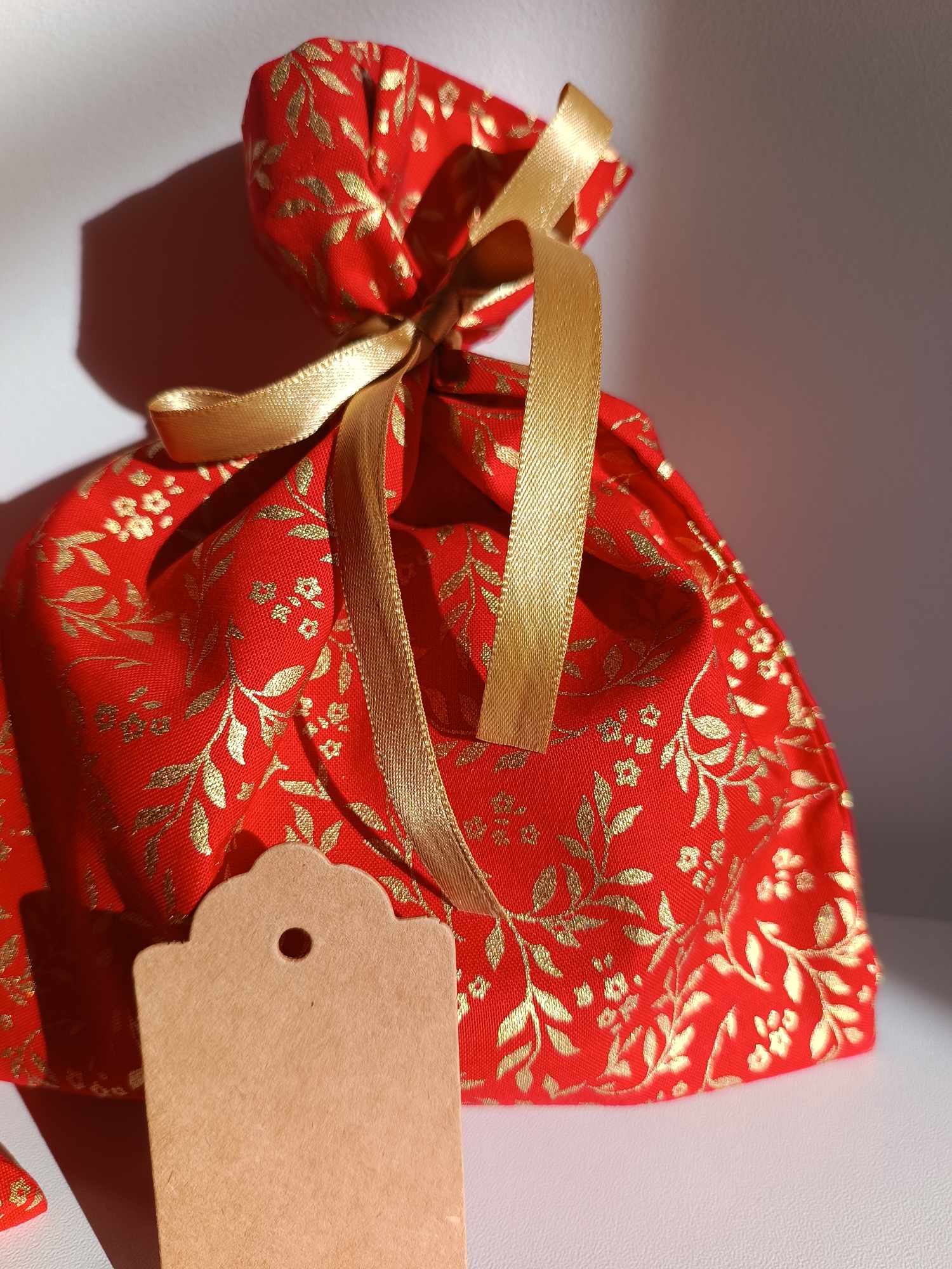 Sac cadeau - Rouge et feuilles dorées