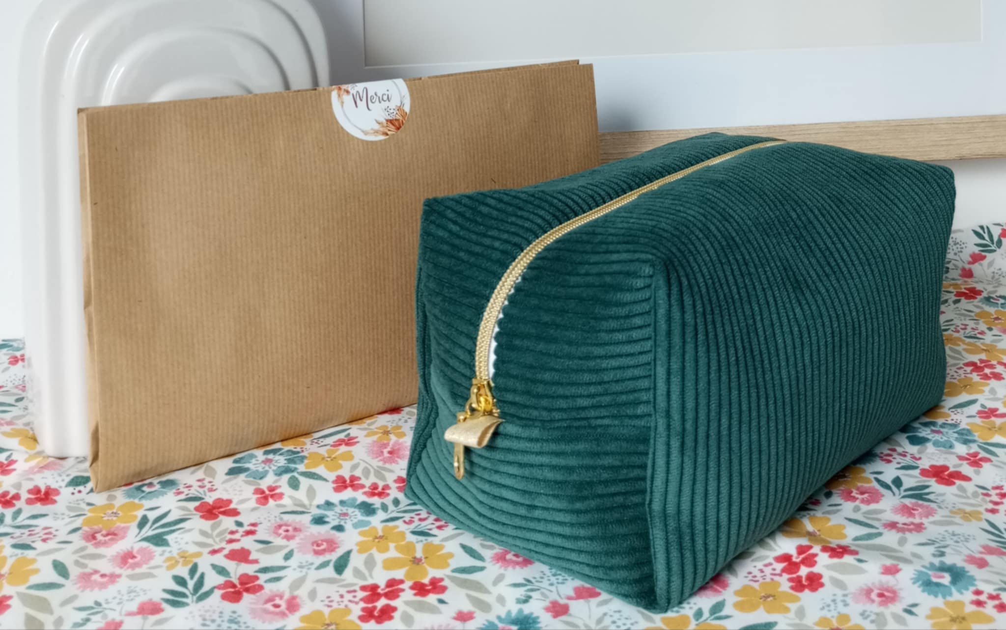 Kit couture Prêt à coudre Trousse de toilette en velours côtelé personnalisable.