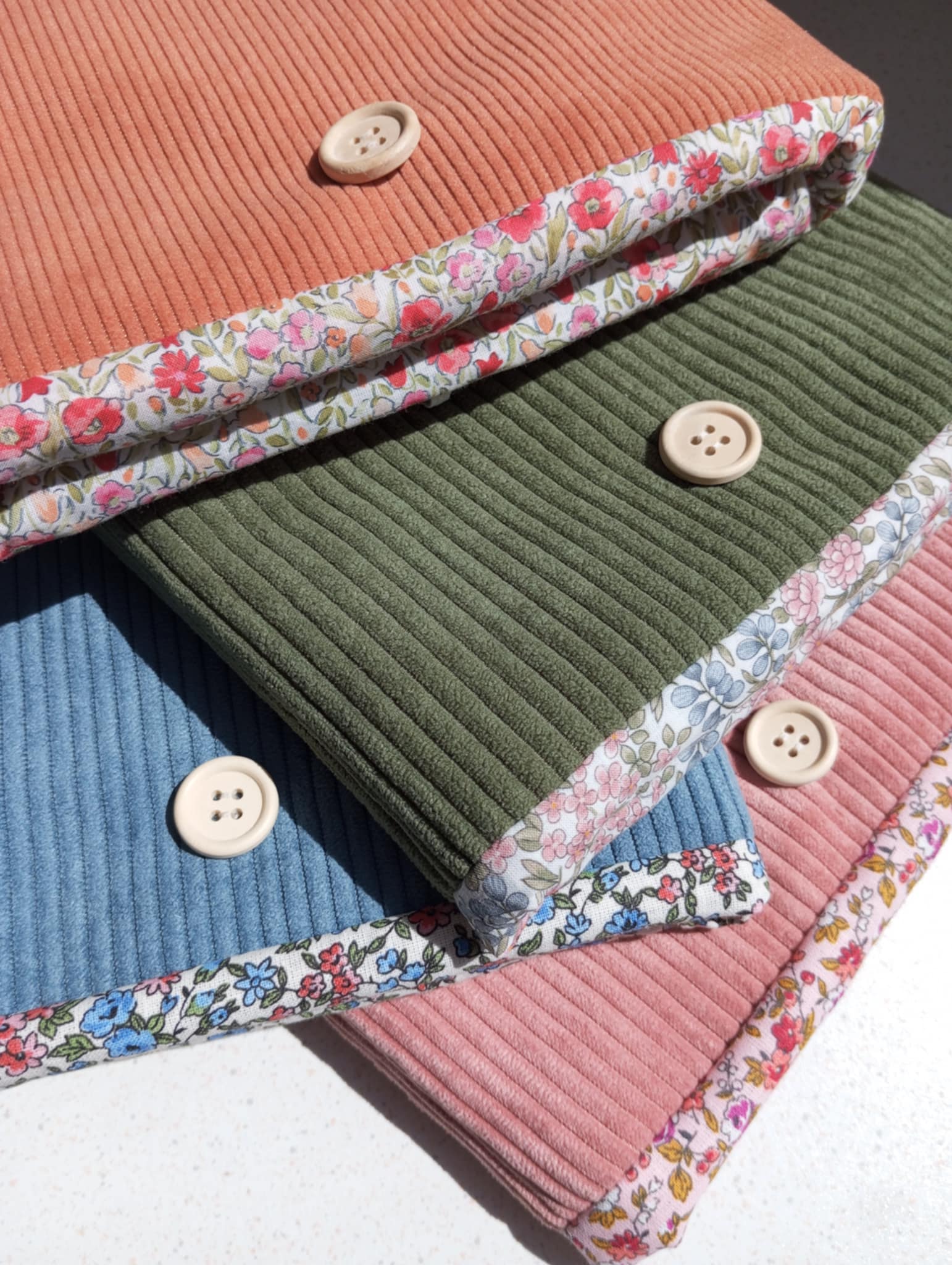 Pochette livre en velours côtelé,
