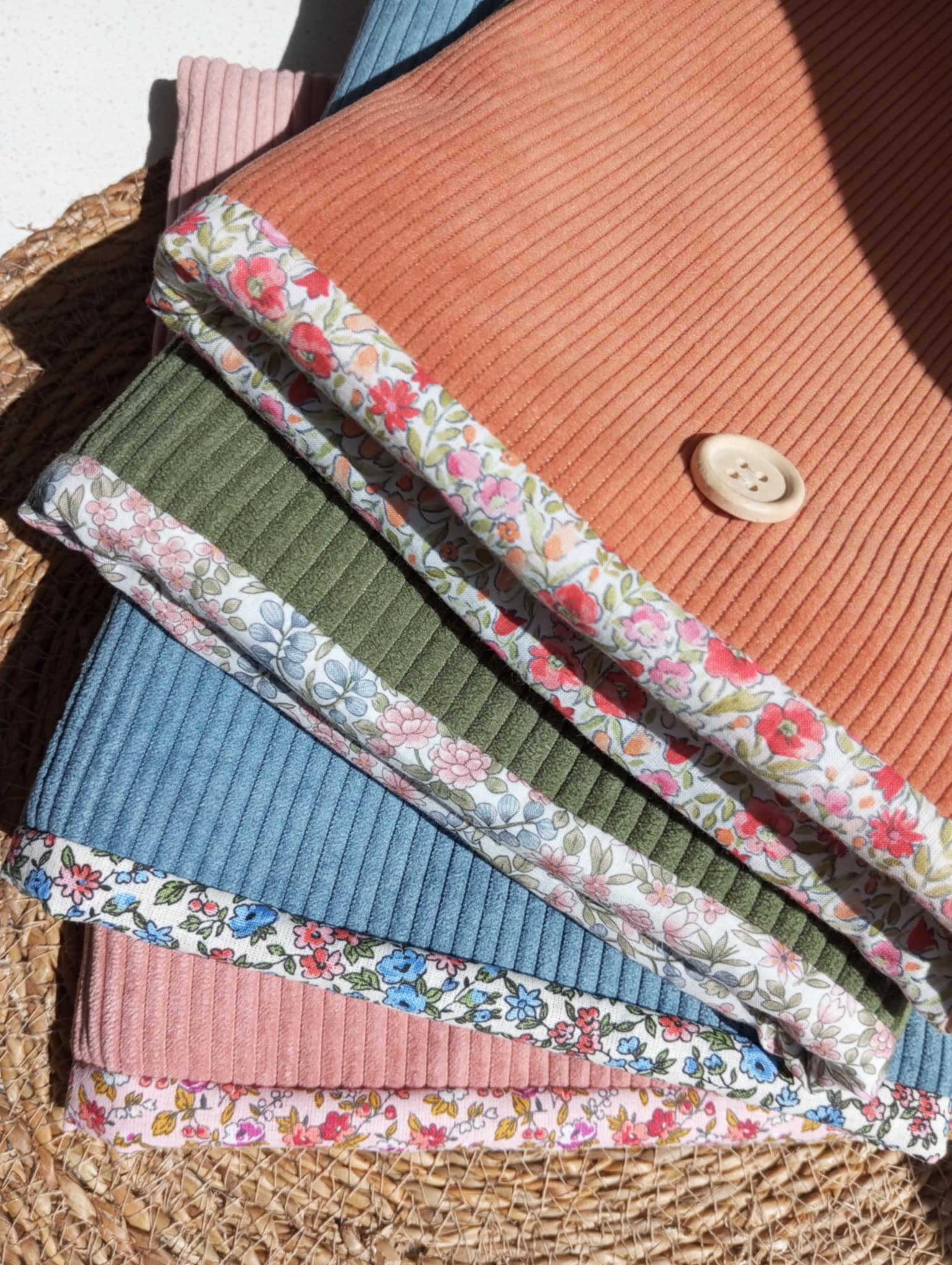 Pochette livre en velours côtelé,
