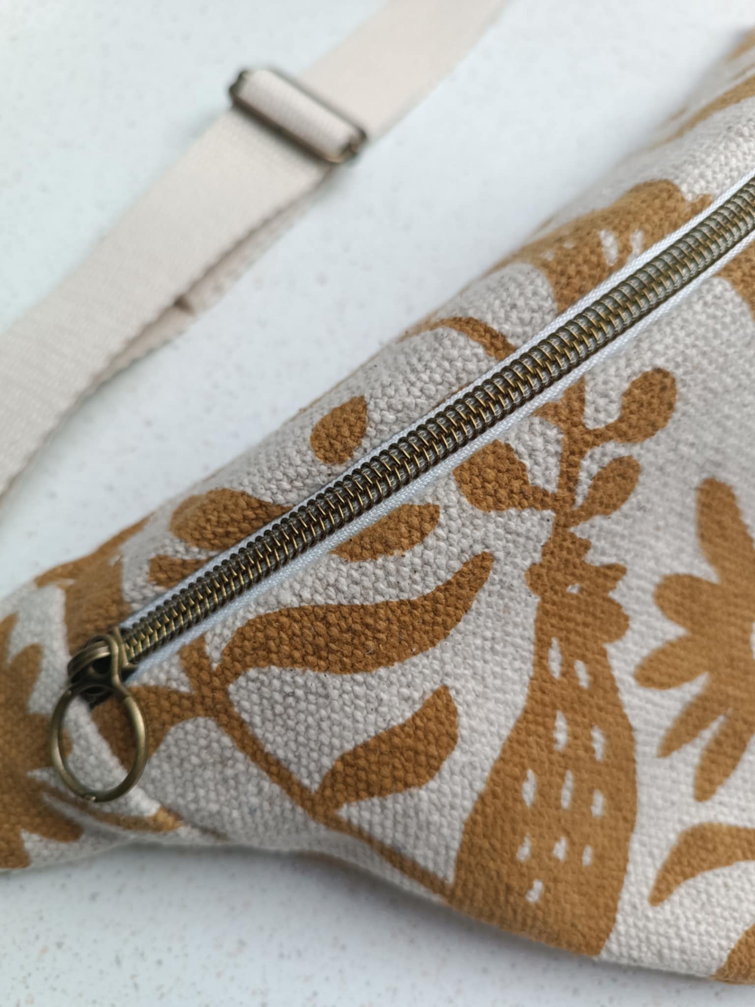 Sac banane en toile de coton beige & moutarde