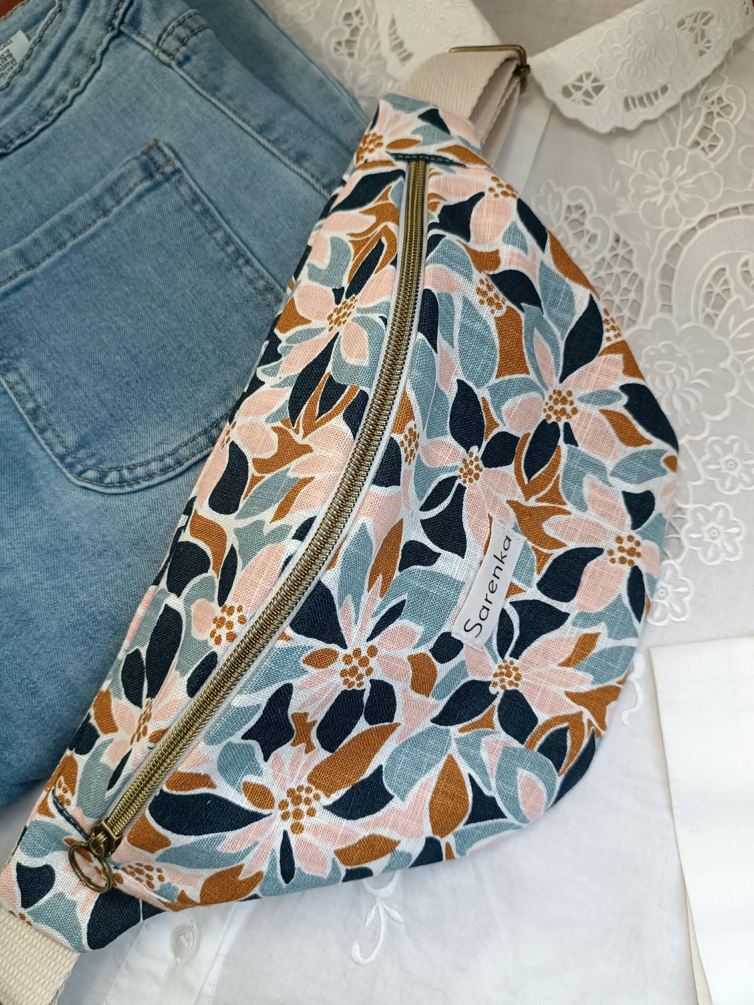Sac banane fleuri en lin marine
