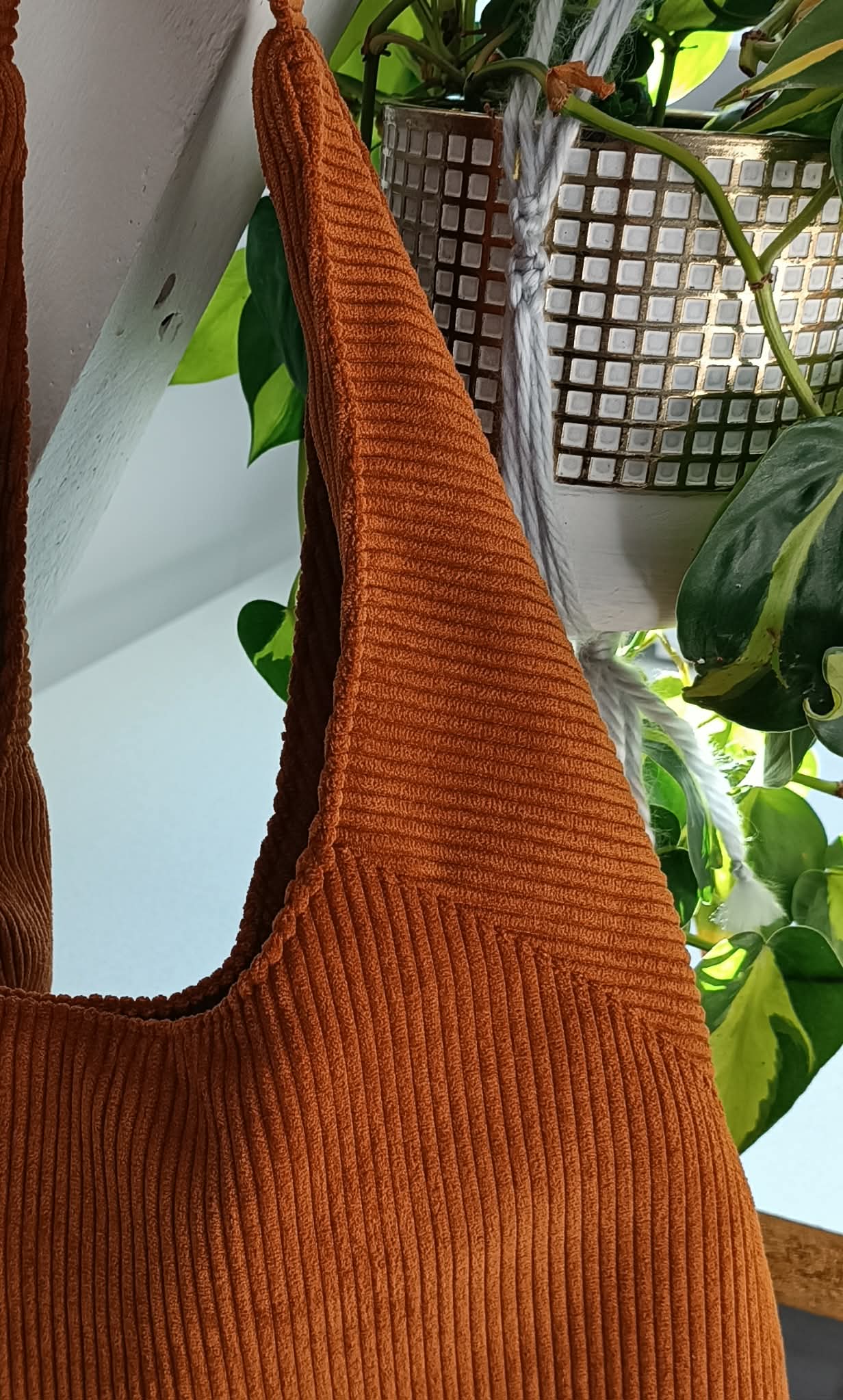 Sac hobo en velours côtelé rouille