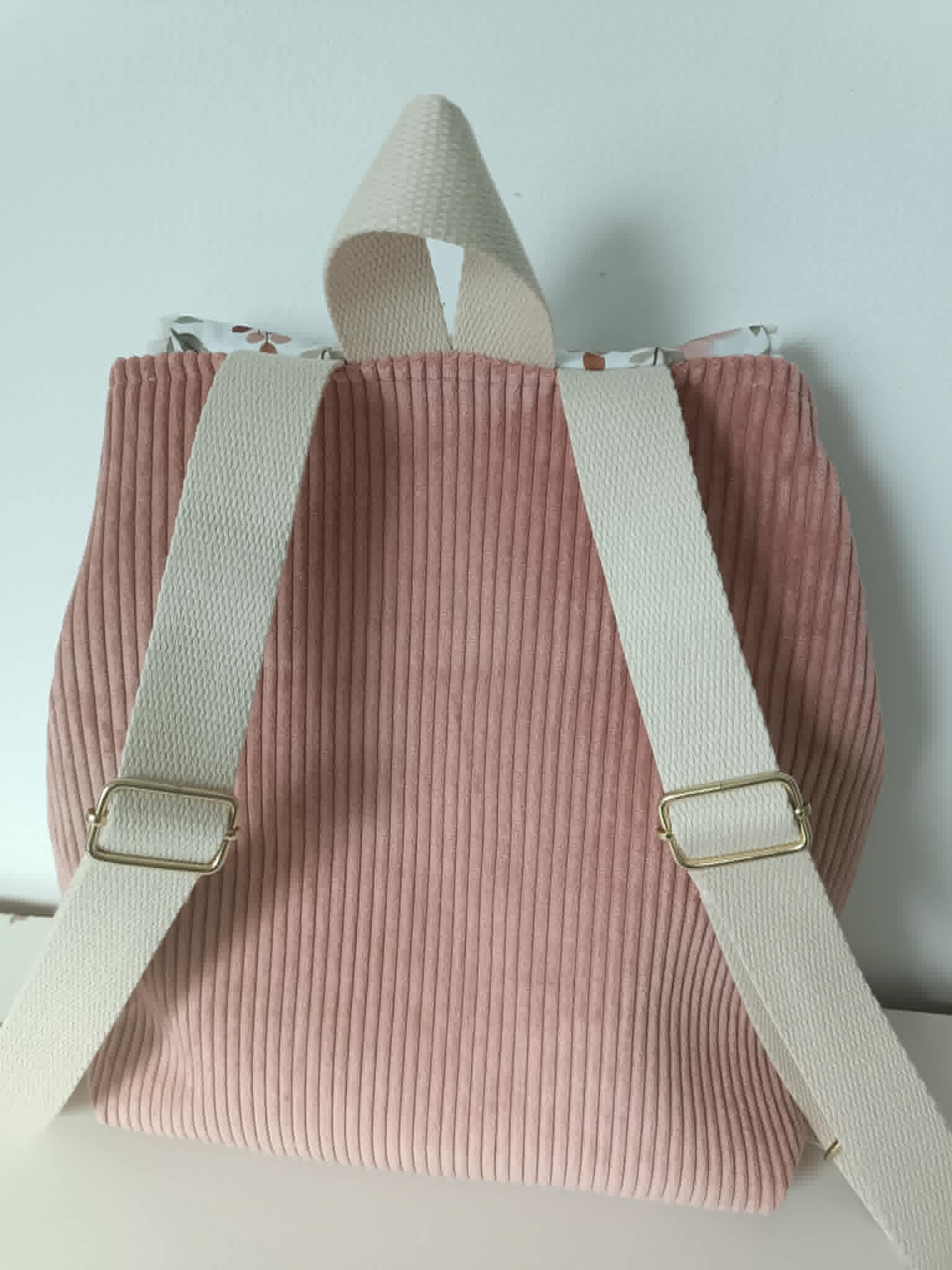 Sac à dos enfant maternelle personnalisé – Velours rose poudre & motif floral