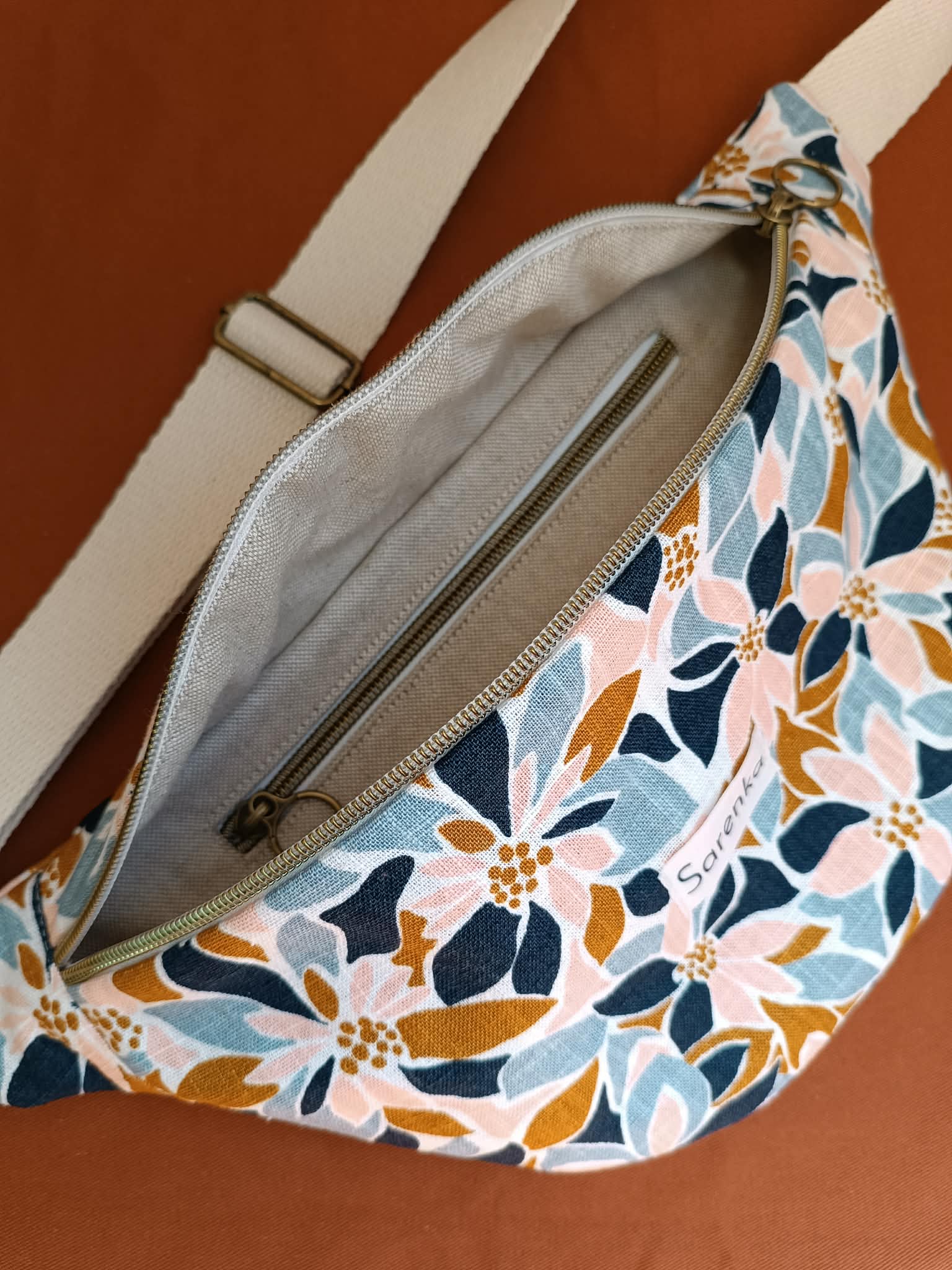 Sac banane fleuri en lin marine