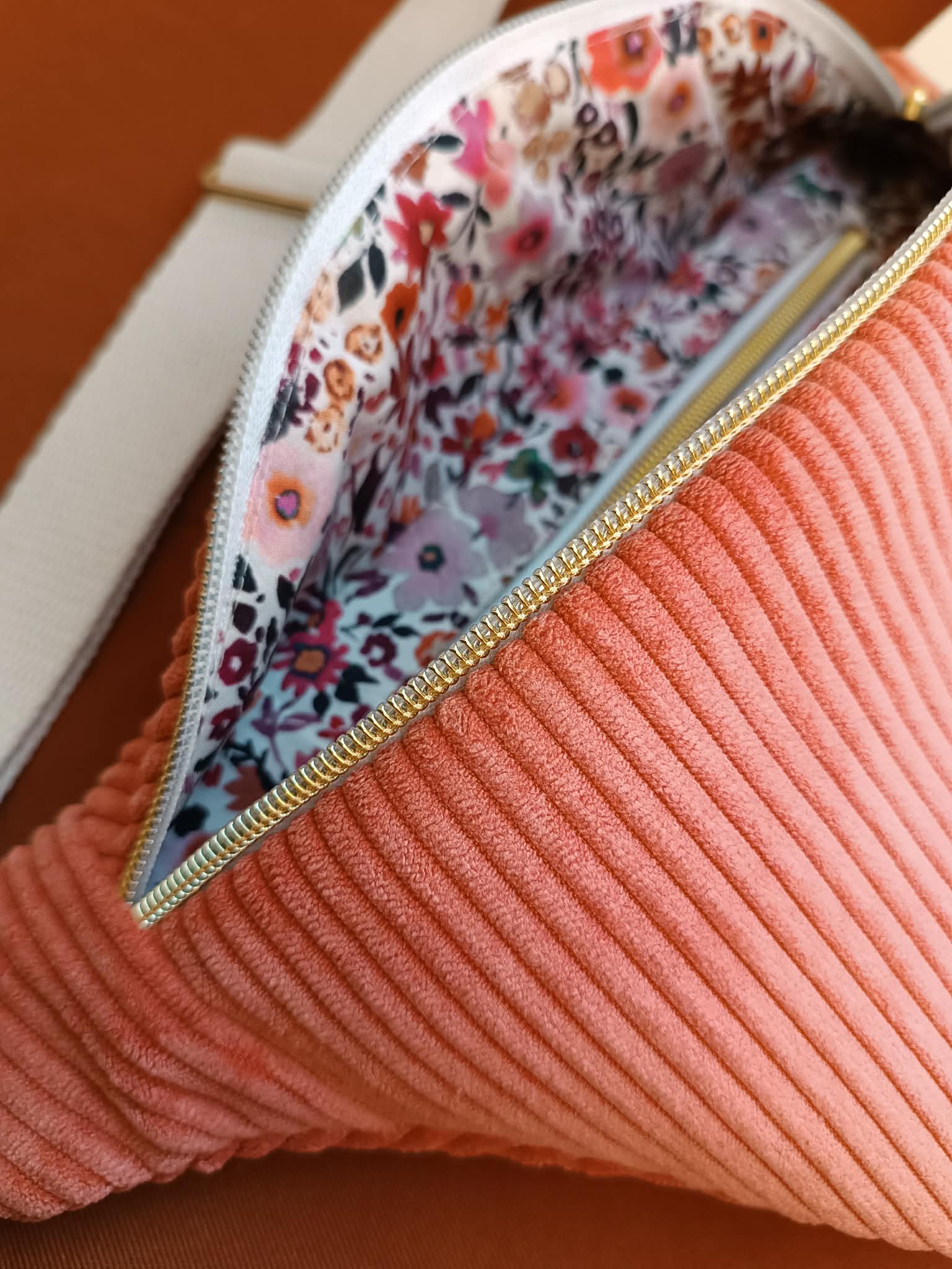 Sac banane en velours côtelé corail