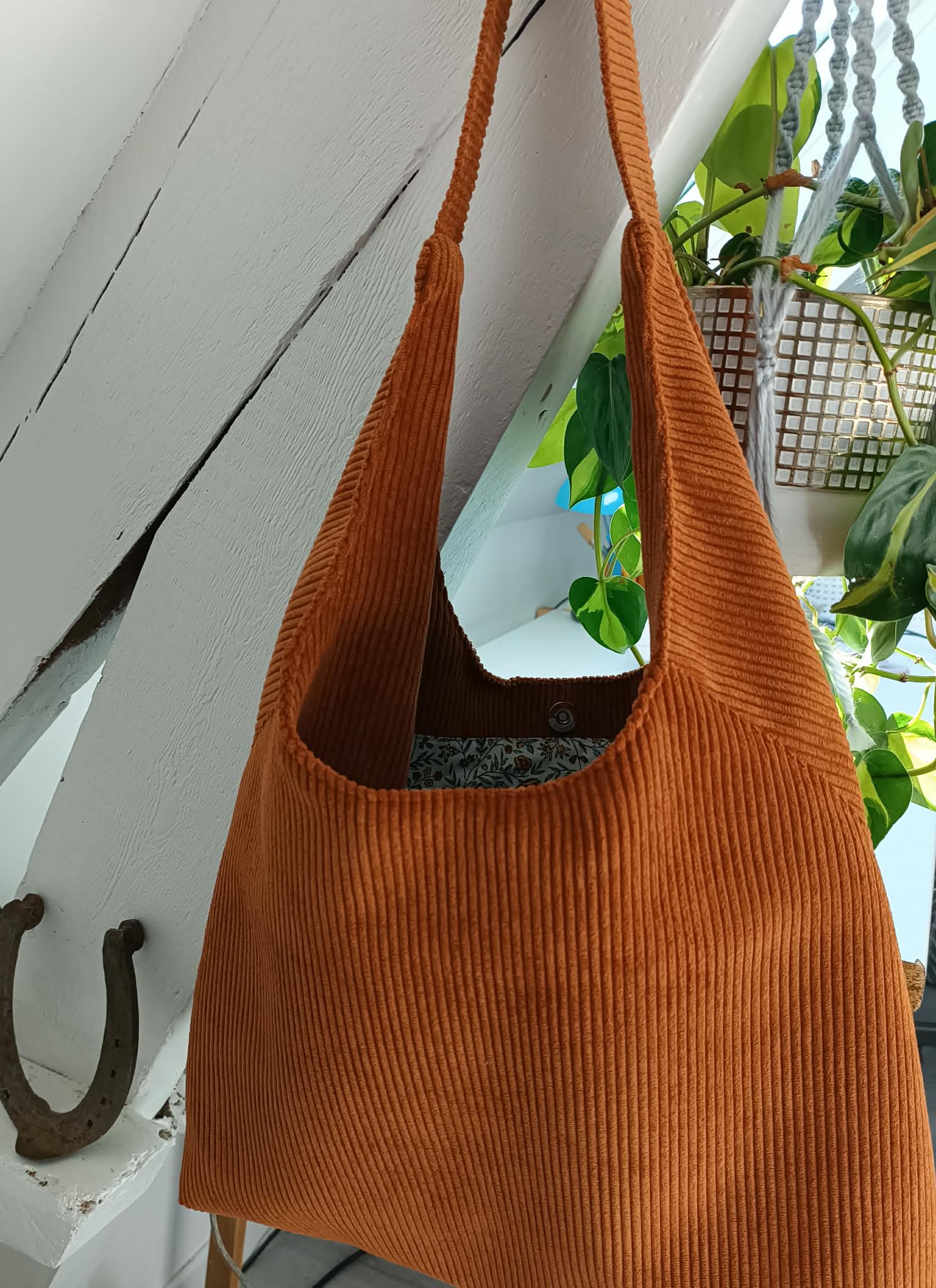 Sac hobo en velours côtelé rouille