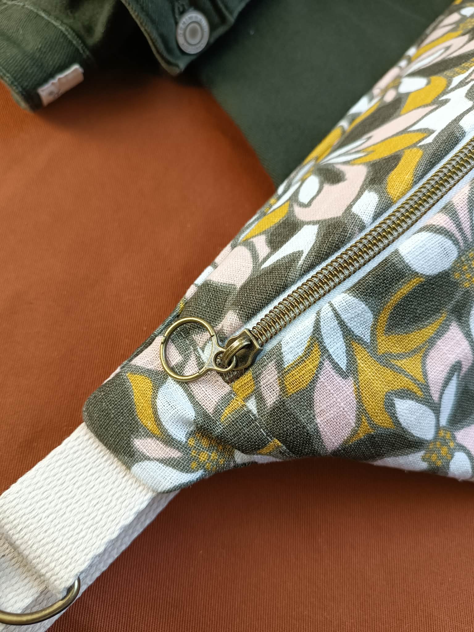 Sac banane fleuri en lin