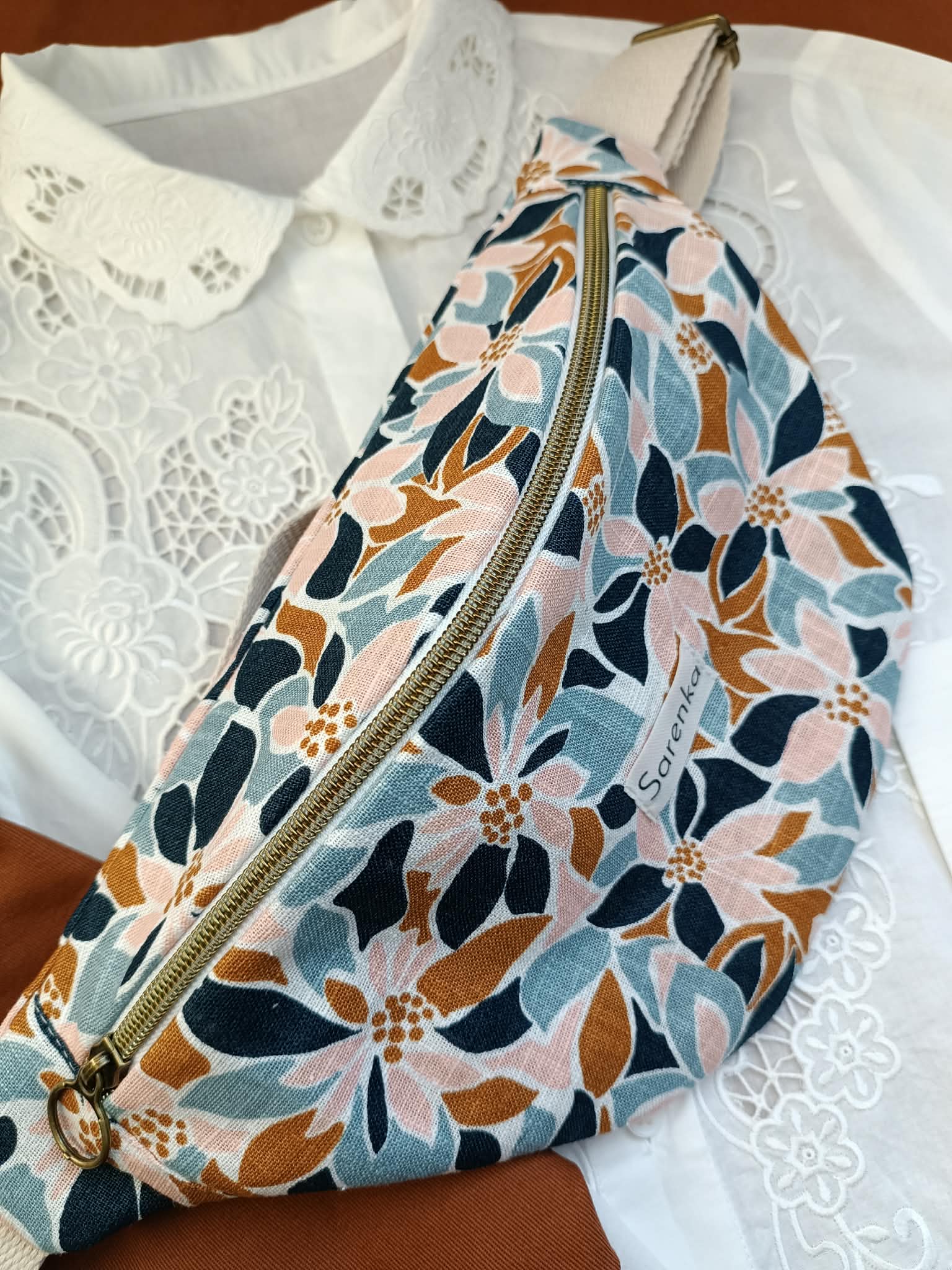 Sac banane fleuri en lin marine