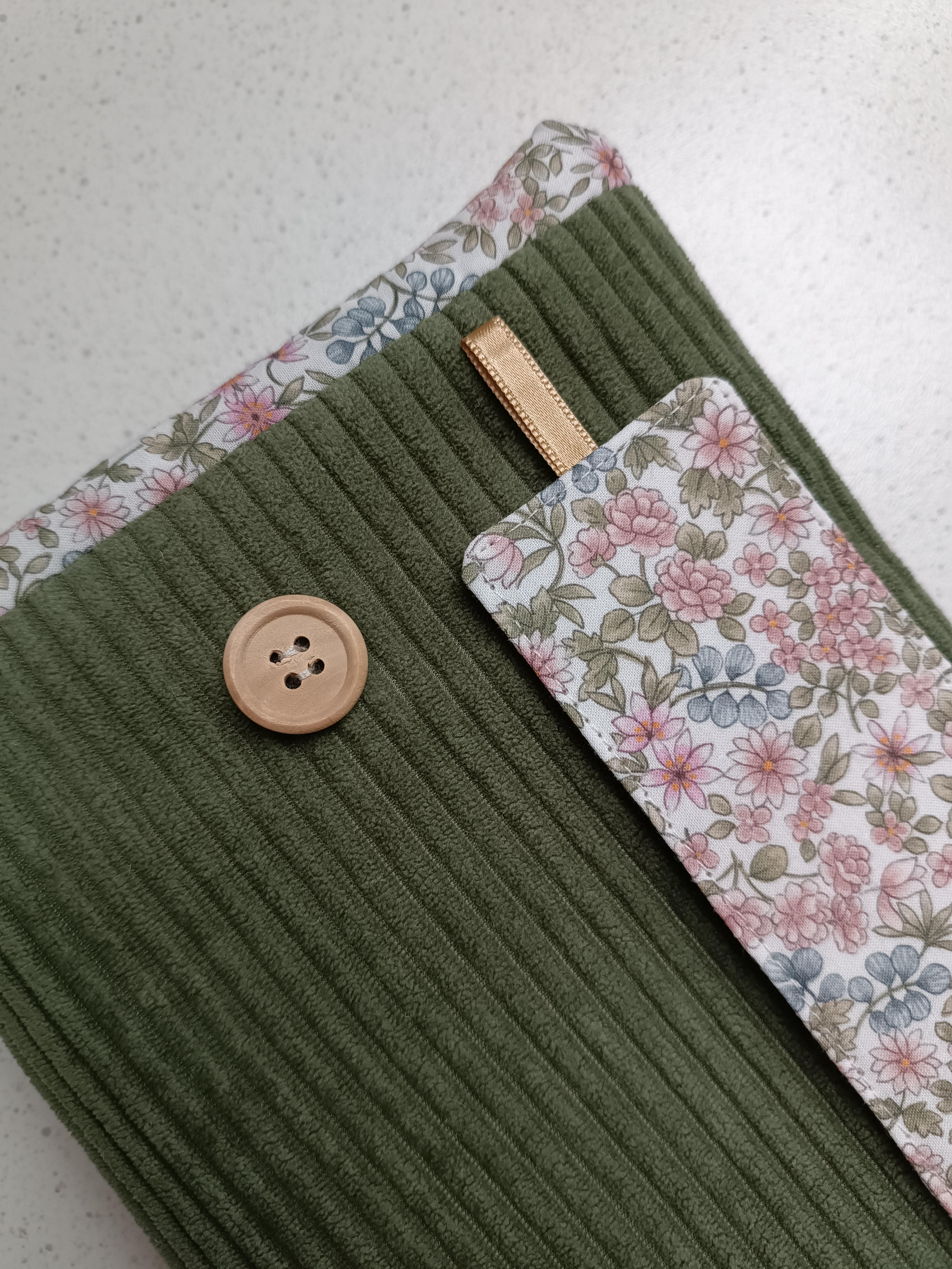 Pochette livre en velours côtelé,