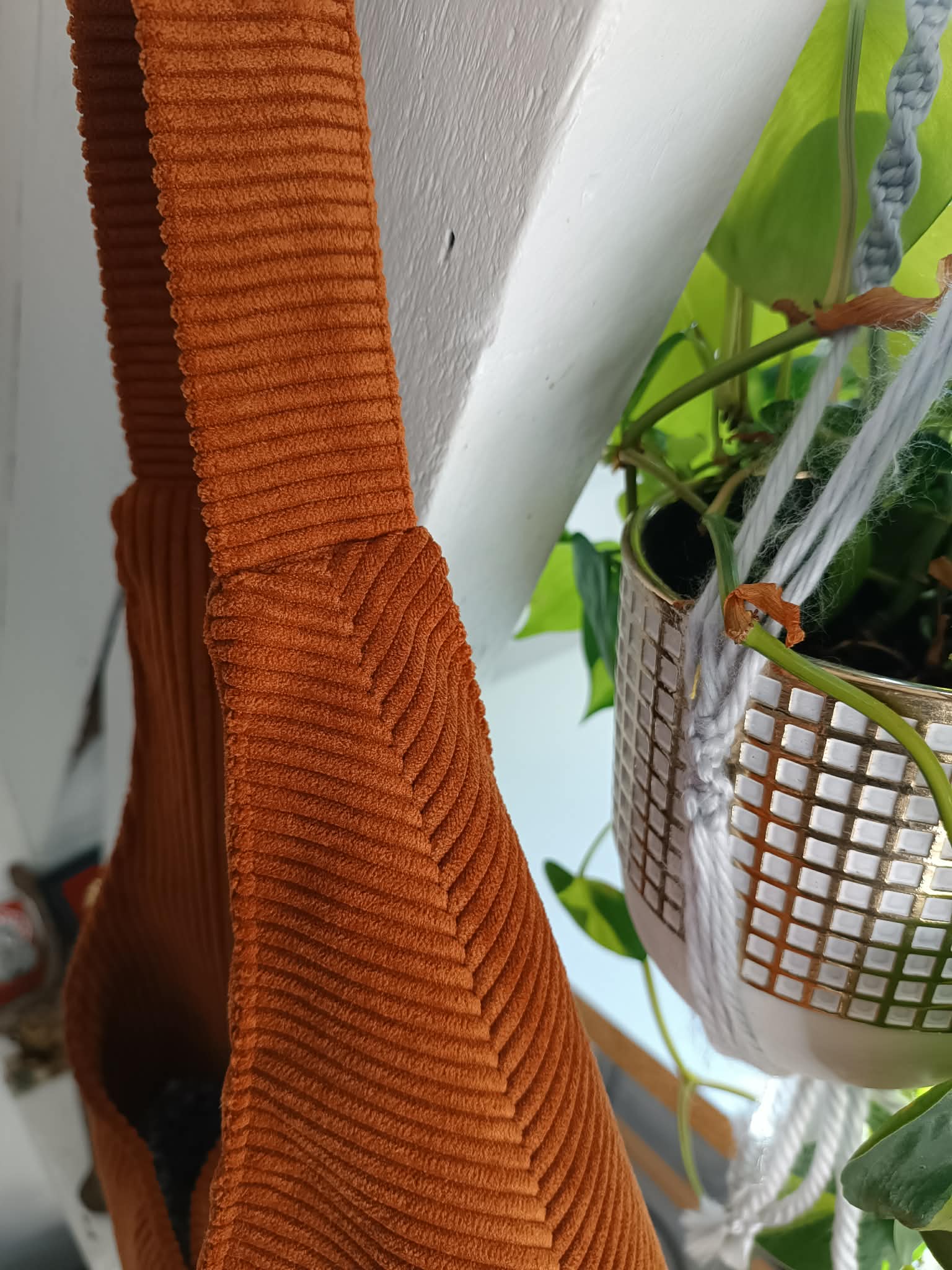 Sac hobo en velours côtelé rouille