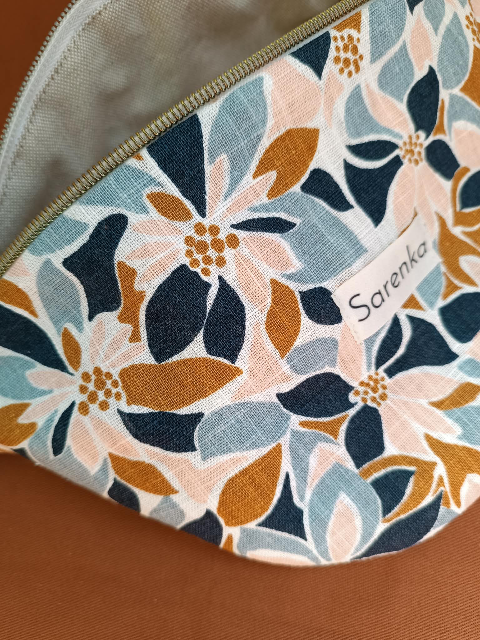 Sac banane fleuri en lin marine