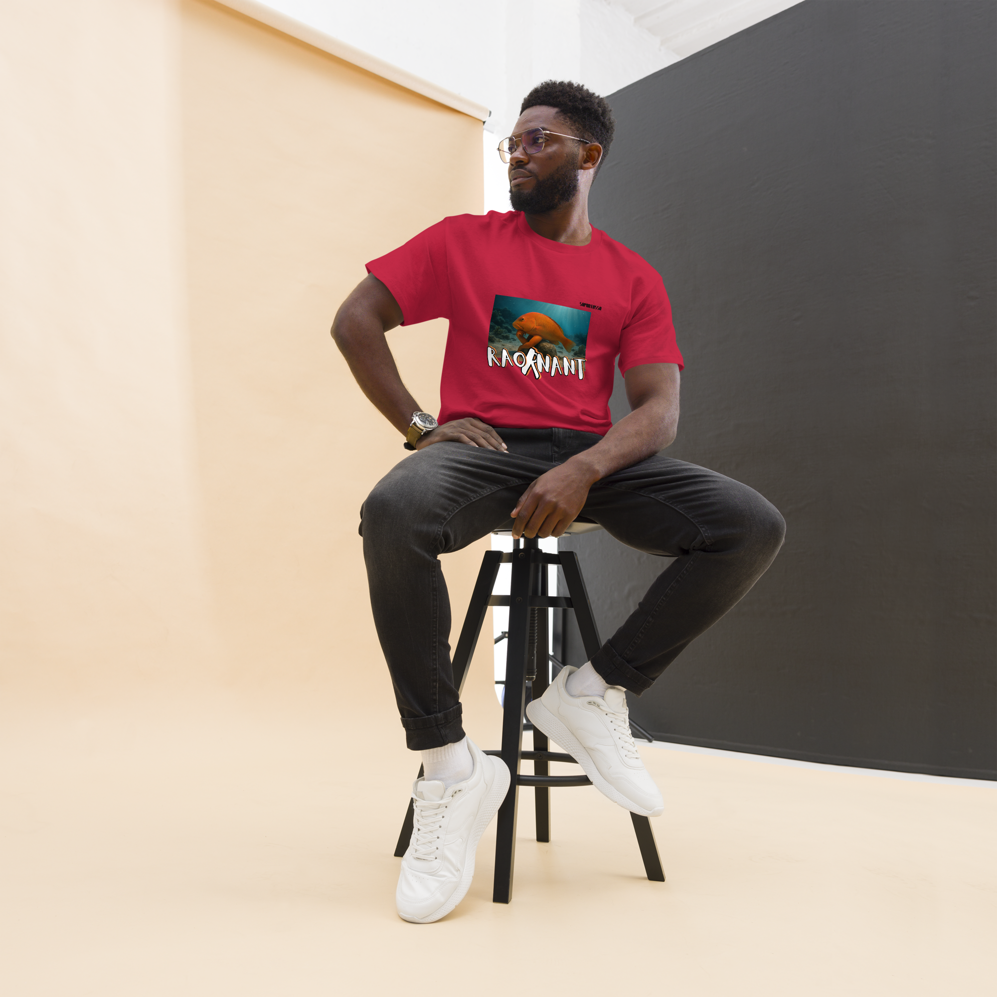 Camiseta roja con diseño Raor
