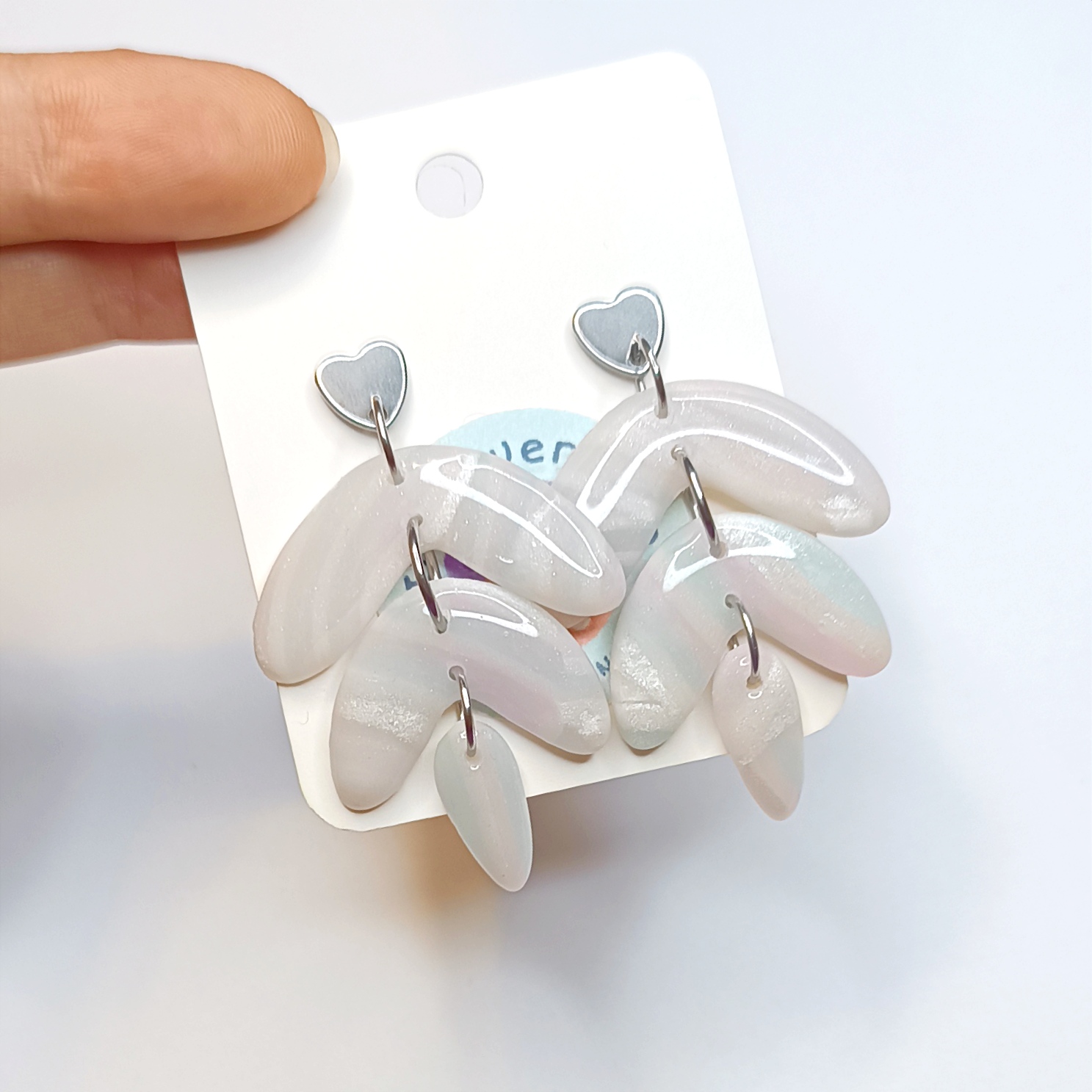 Perłowe kolczyki z nutą błękitu i bladego różu.