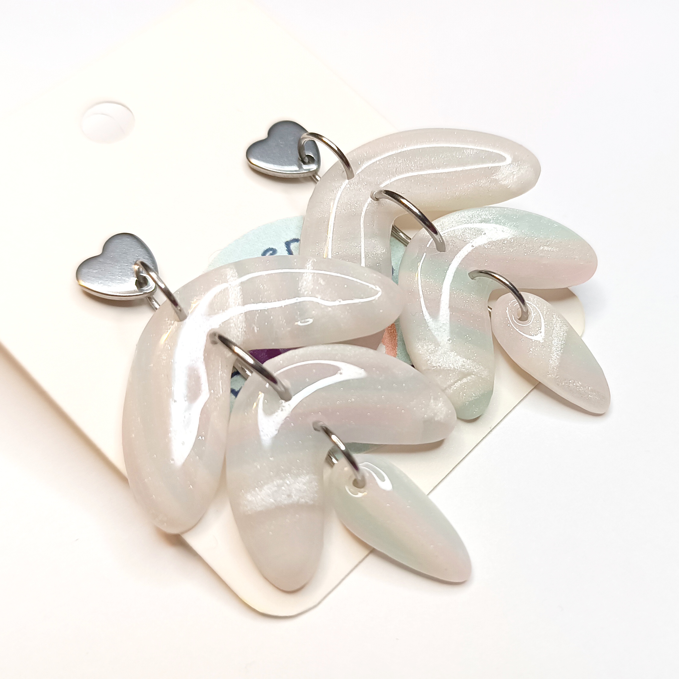 Perłowe kolczyki z nutą błękitu i bladego różu.