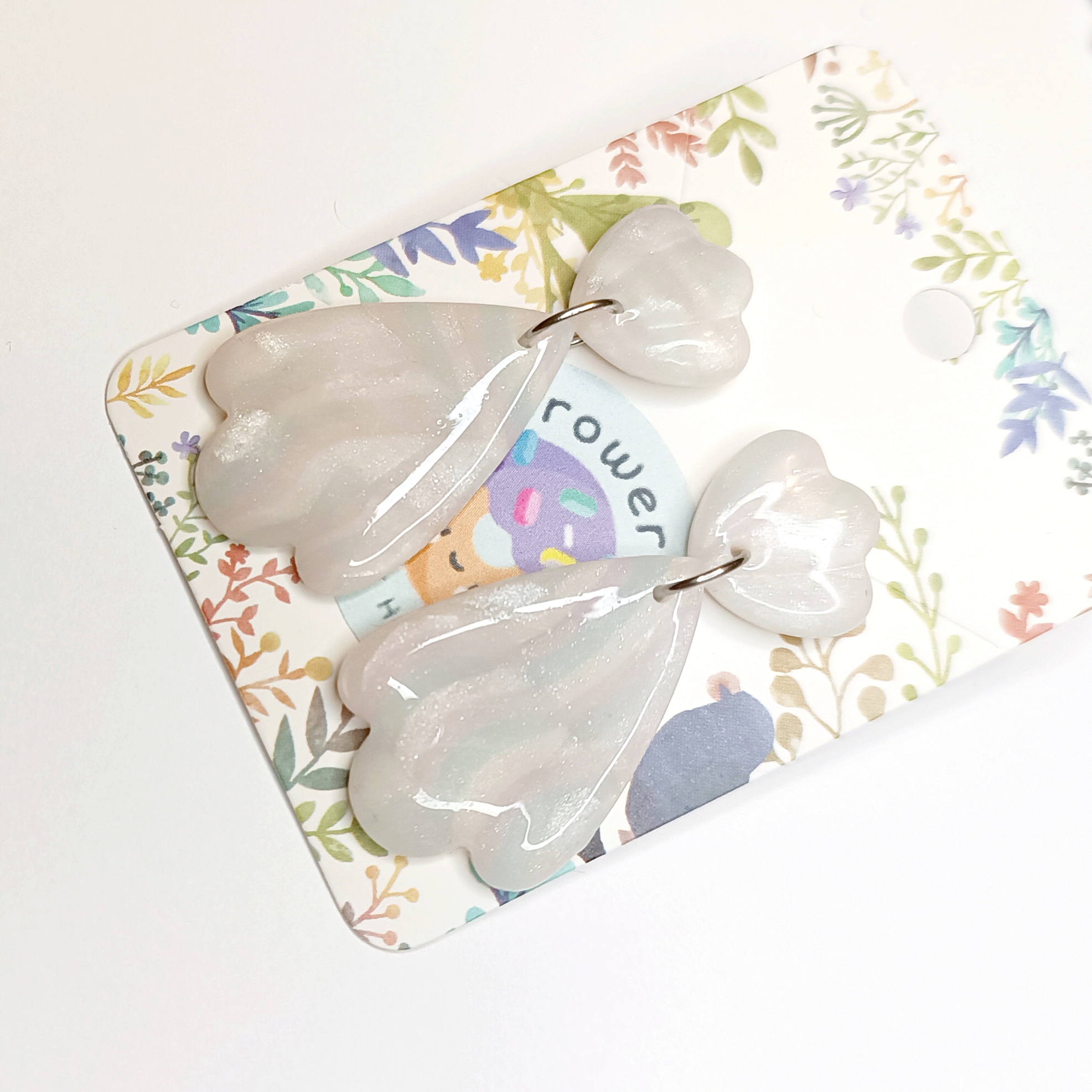 Perłowe kolczyki z nutą błękitu i bladego różu.