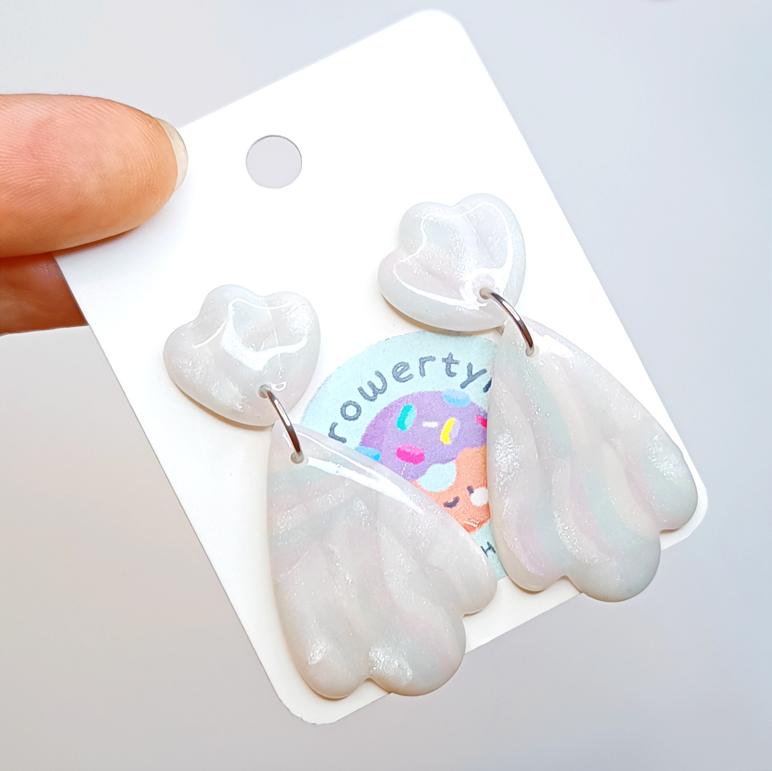 Perłowe kolczyki z nutą błękitu i bladego różu.