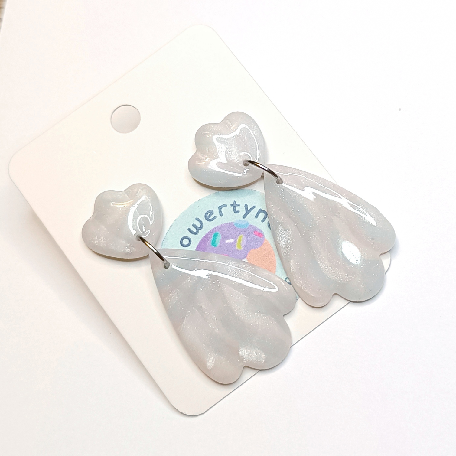 Perłowe kolczyki z nutą błękitu i bladego różu.