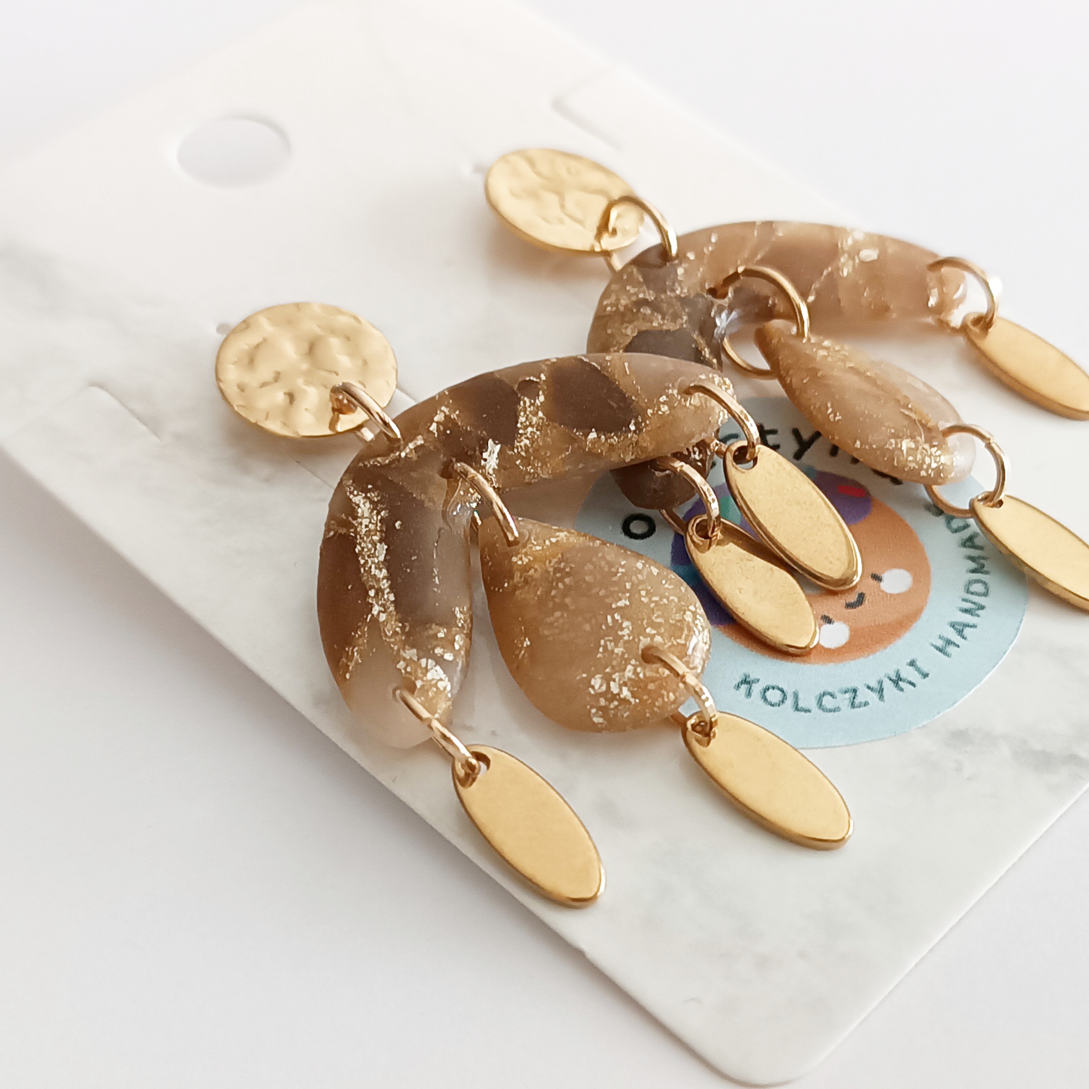 Marmurkowe kolczyki ze złotymi elementami