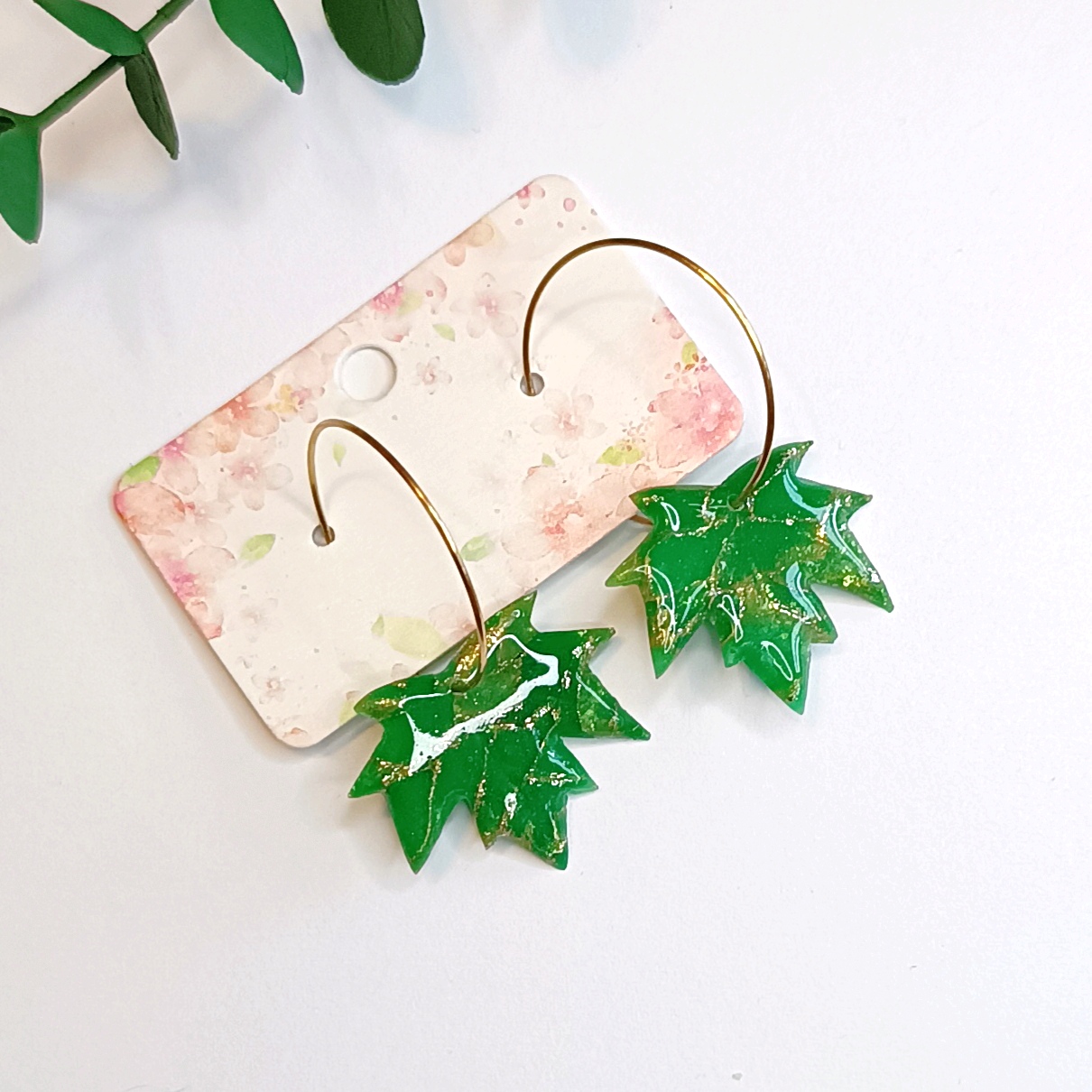 Marmurkowe liście klonu na kołach