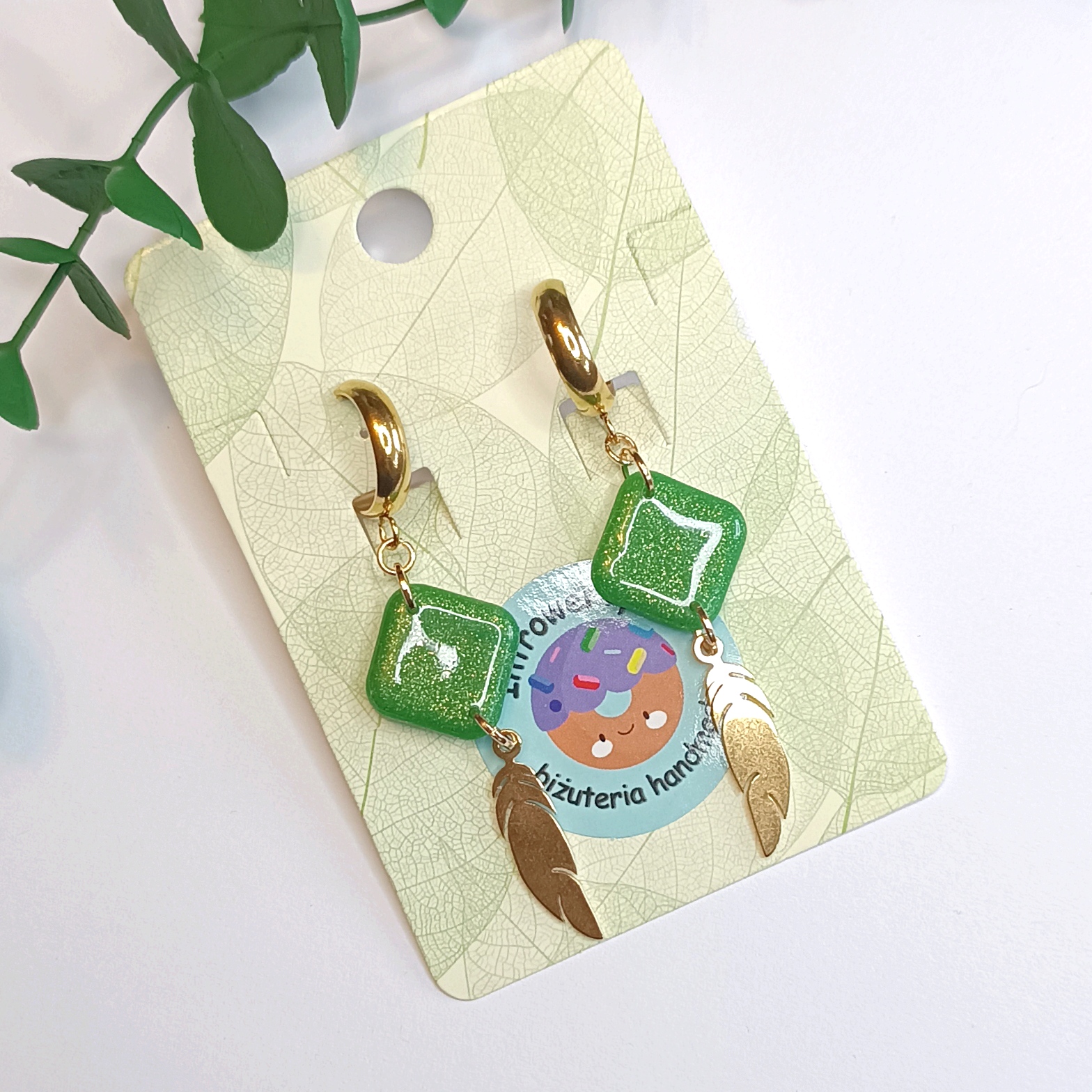 Zielone brokatowe kolczyki z piórkami