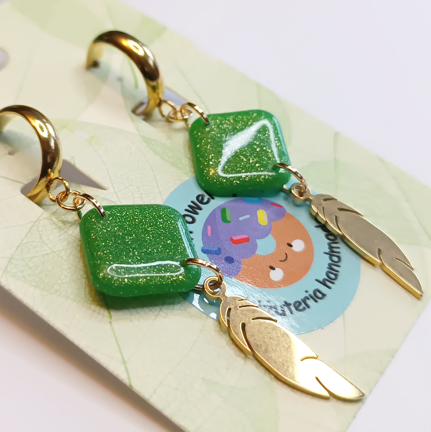 Zielone brokatowe kolczyki z piórkami